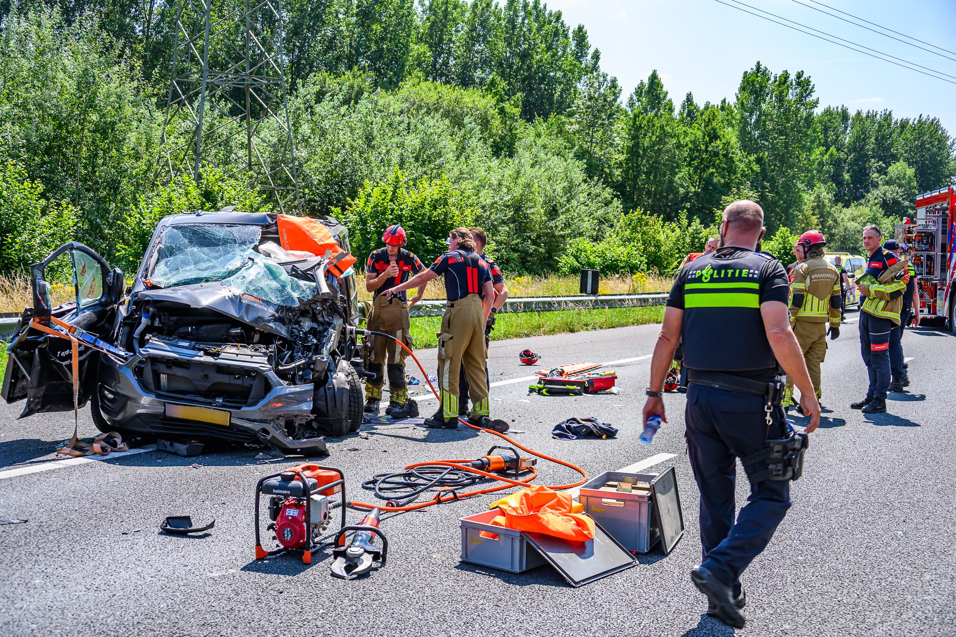 Persoon bekneld na ernstig ongeval op snelweg
