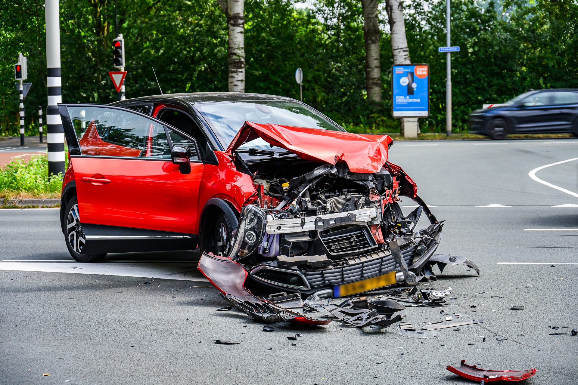 Auto zwaar beschadigd na botsing met bus Emerparklaan Breda