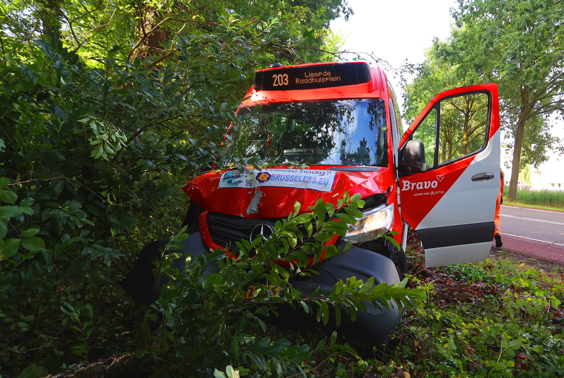 Buurtbus botst tegen lichtmast na pakken van flesje in Vught