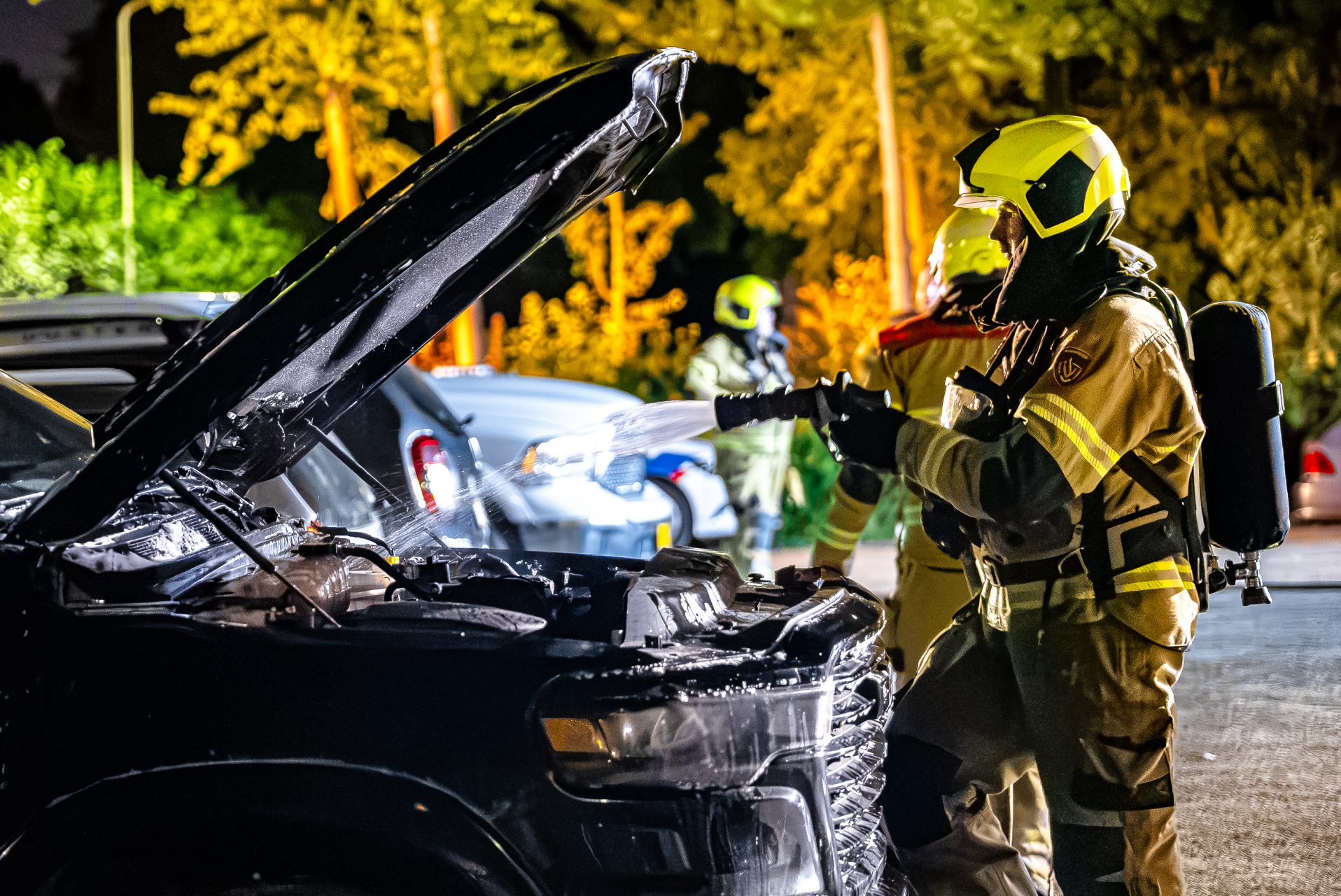Pick-up vliegt in brand voor autogarage in Ravenstein