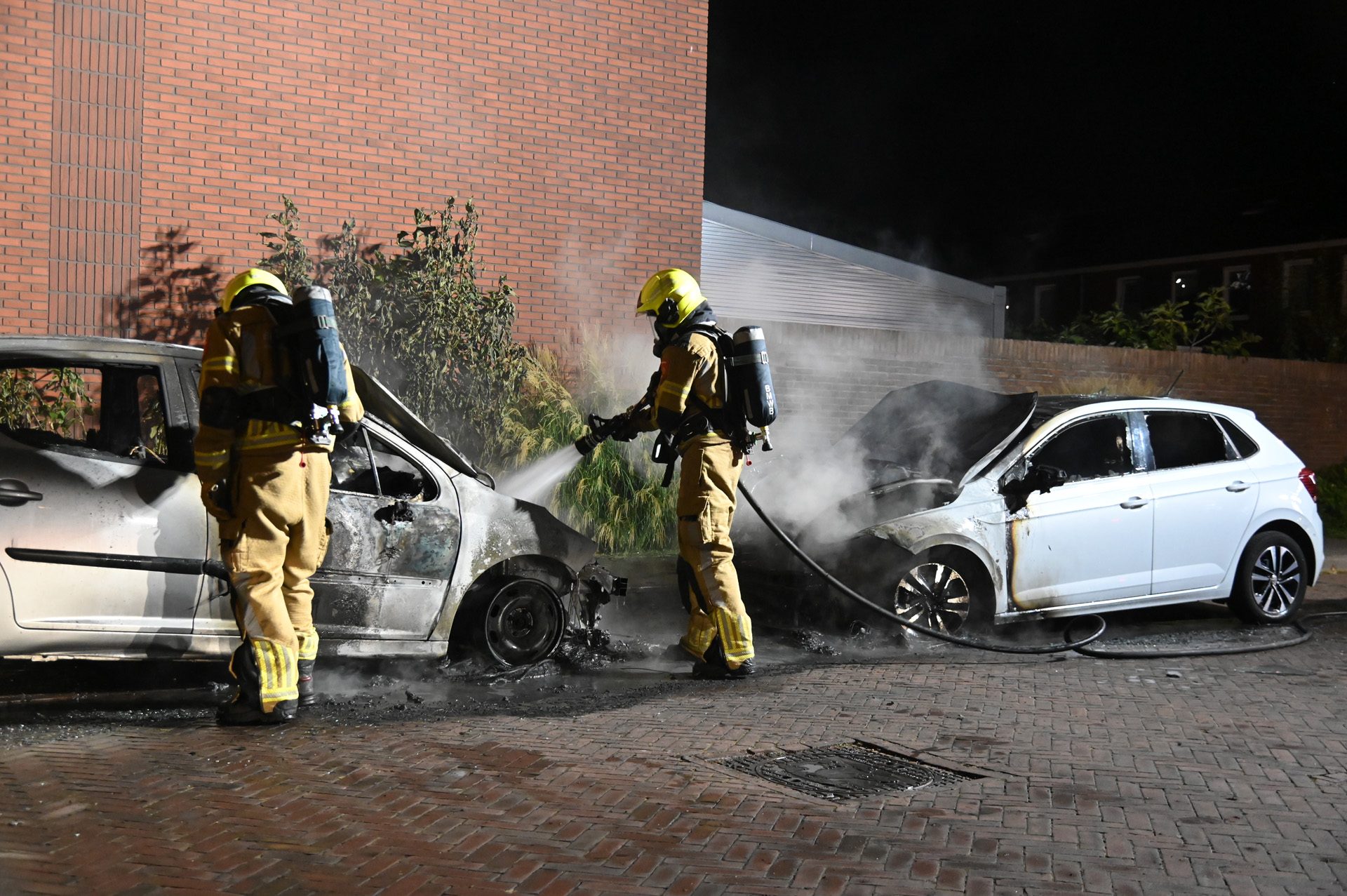 Twee auto's uitgebrand in Breda, mogelijk brandstichting