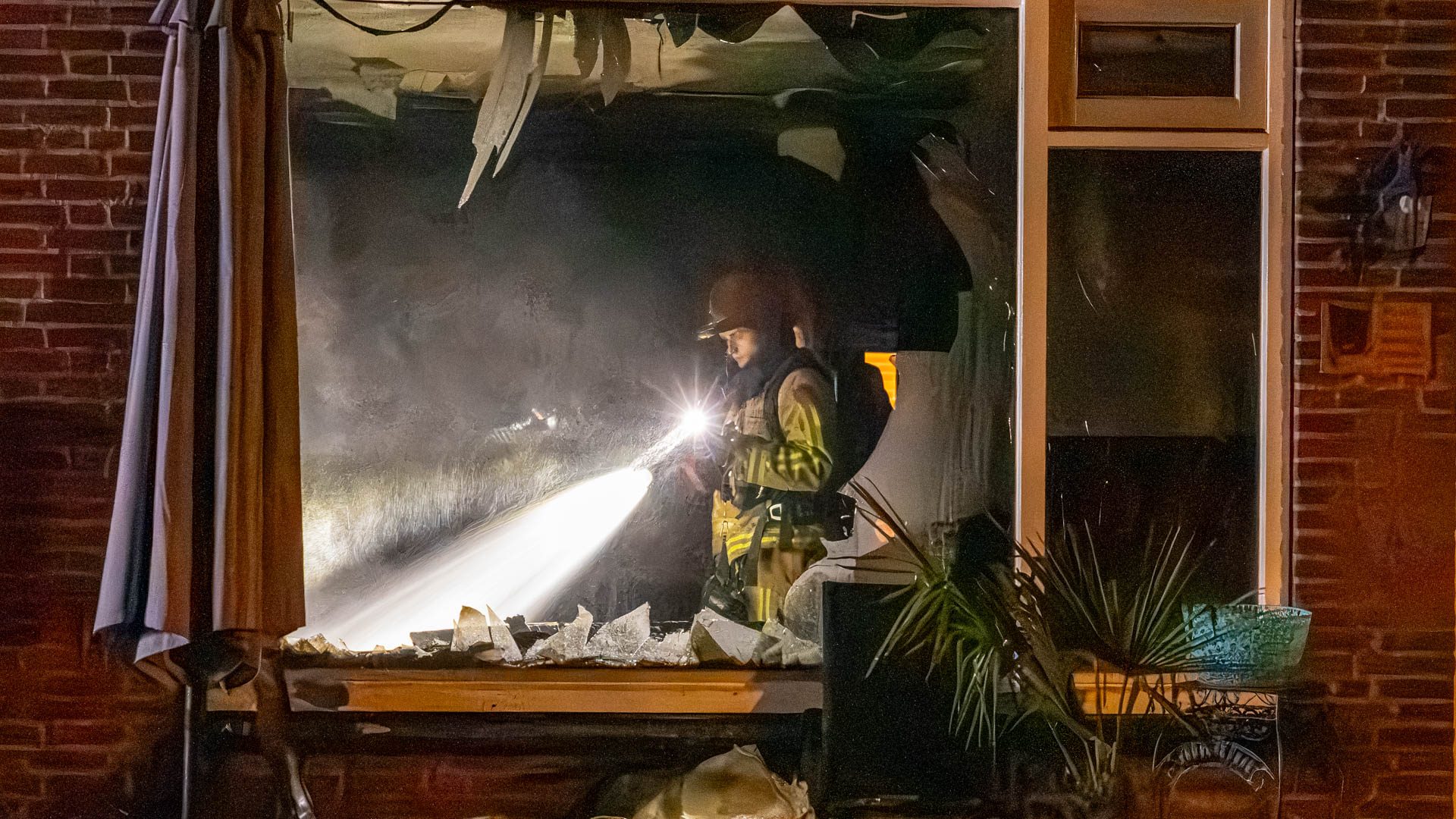 Woning verwoest door felle brand, bewoners op tijd buiten