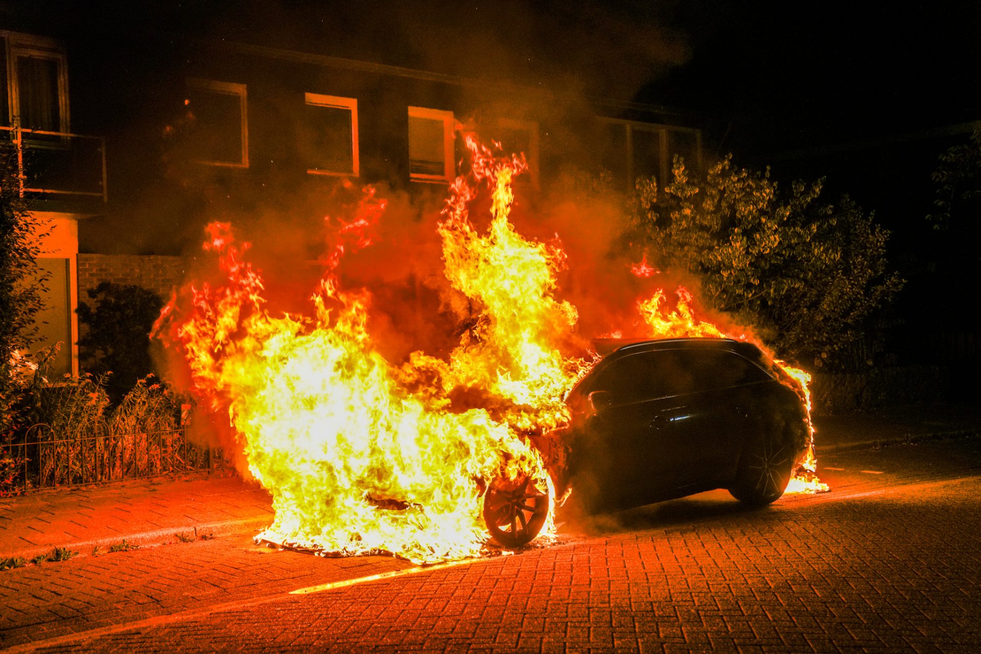 Auto in lichterlaaie in Geldrop, politie onderzoekt brandstichting