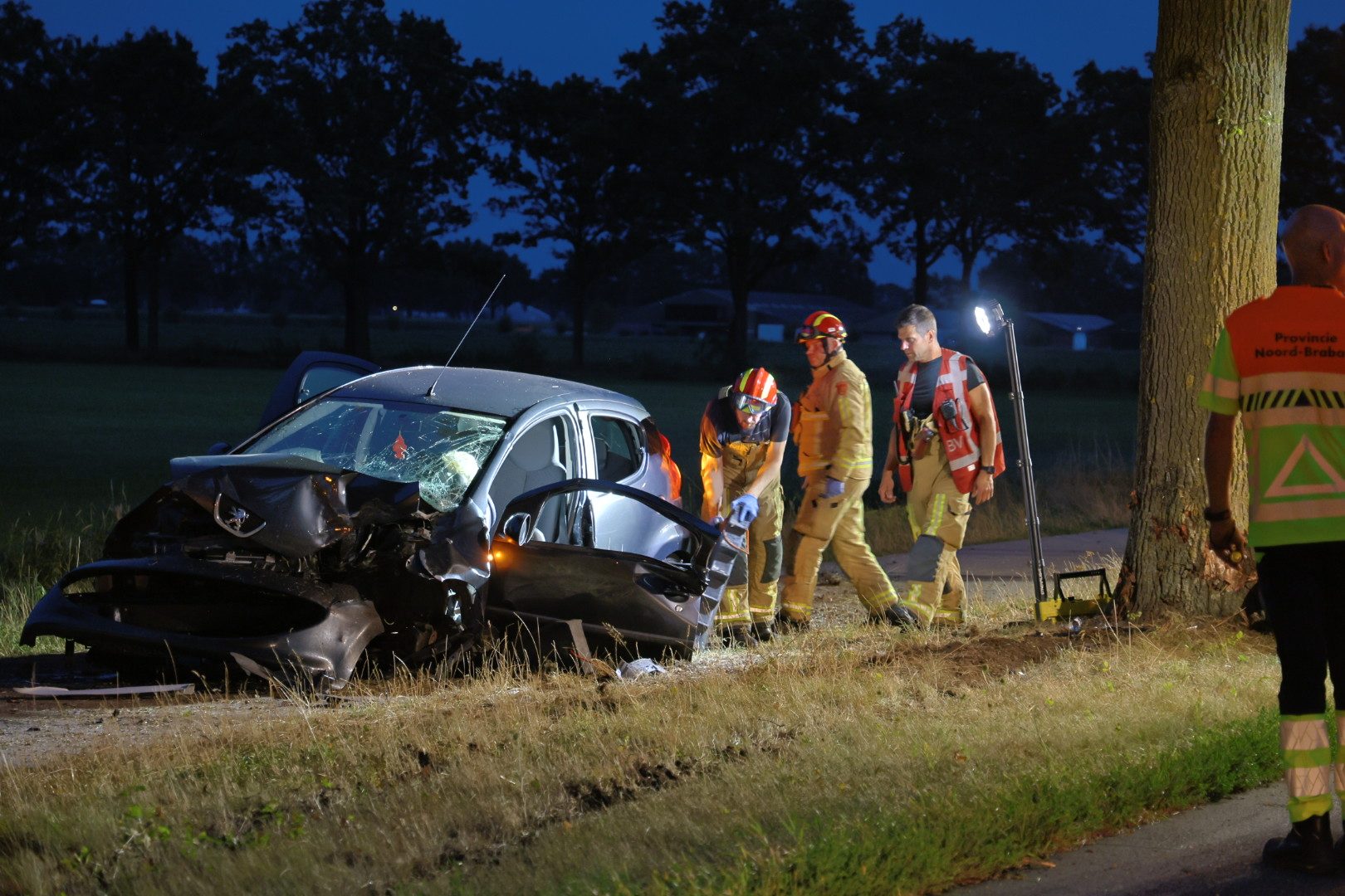Automobilist verliest controle over stuur