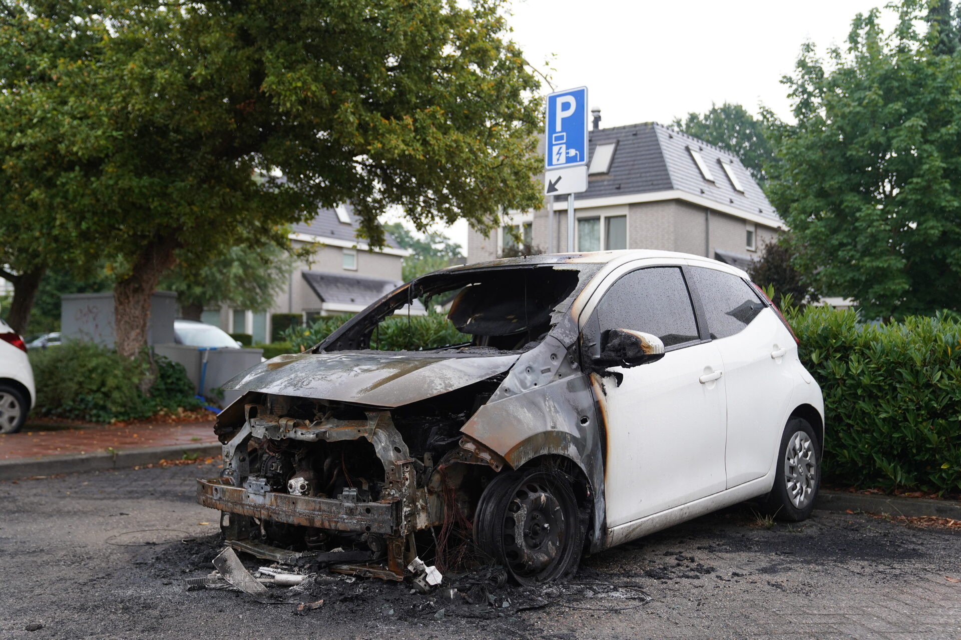Auto uitgebrand in Rosmalen, mogelijk brandstichting
