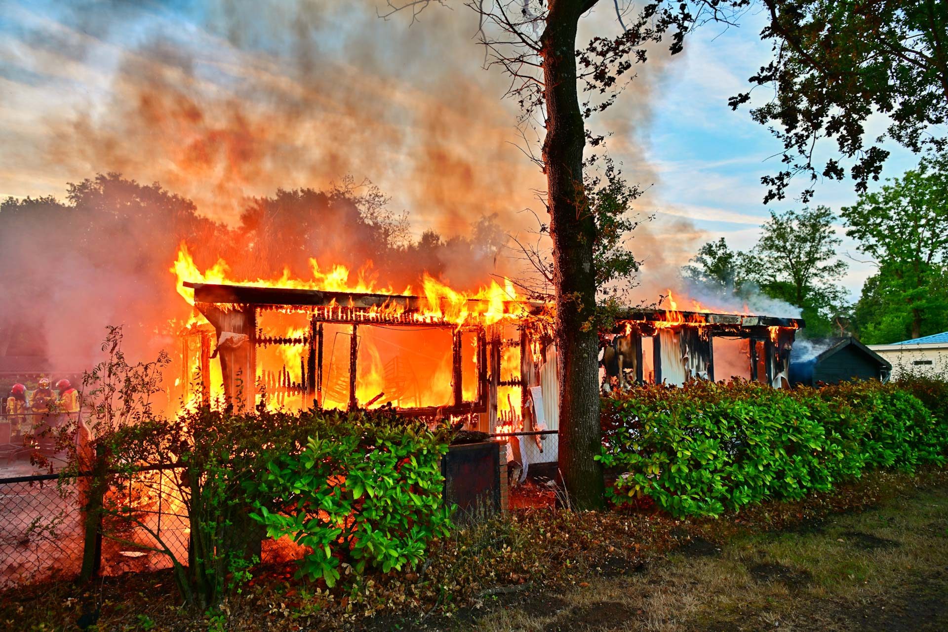 Stacaravan in brand, geweerpatronen ontploffen door vuur