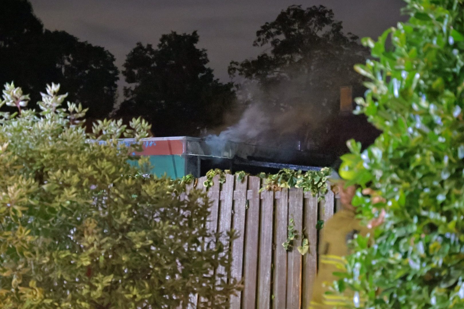 Brand slaat vanuit schuur over naar woning, brandweer voorkomt erger
