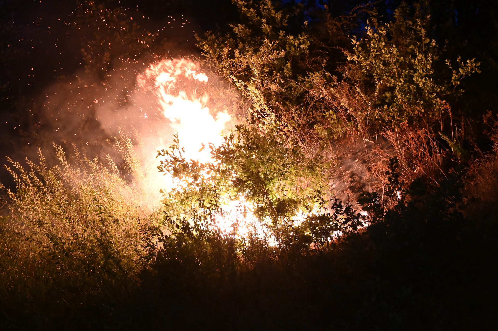 Talud vliegt in brand, brandweer heeft vuur snel onder controle
