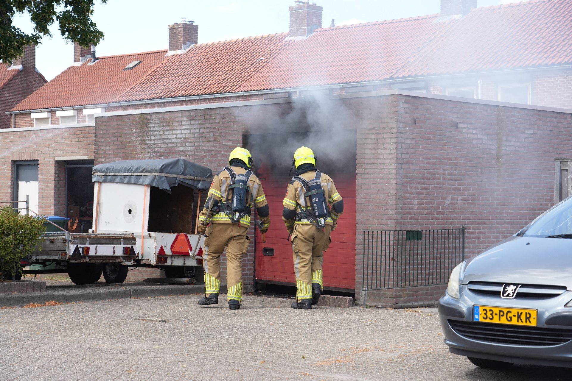 Brandweer schaalt op naar middelbrand bij garagebrand