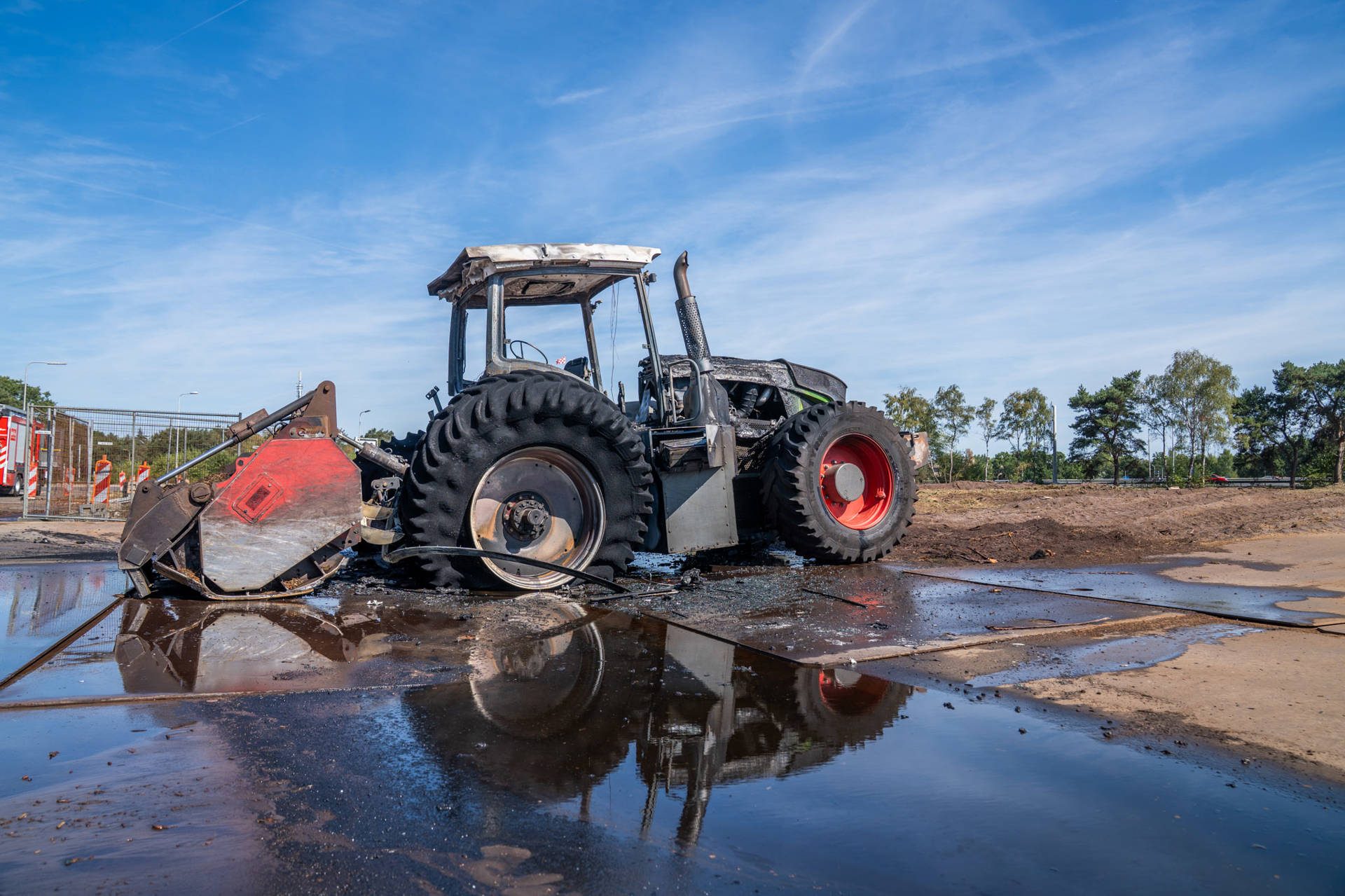 Tractor vliegt volledig in brand langs drukke snelweg bij Oirschot