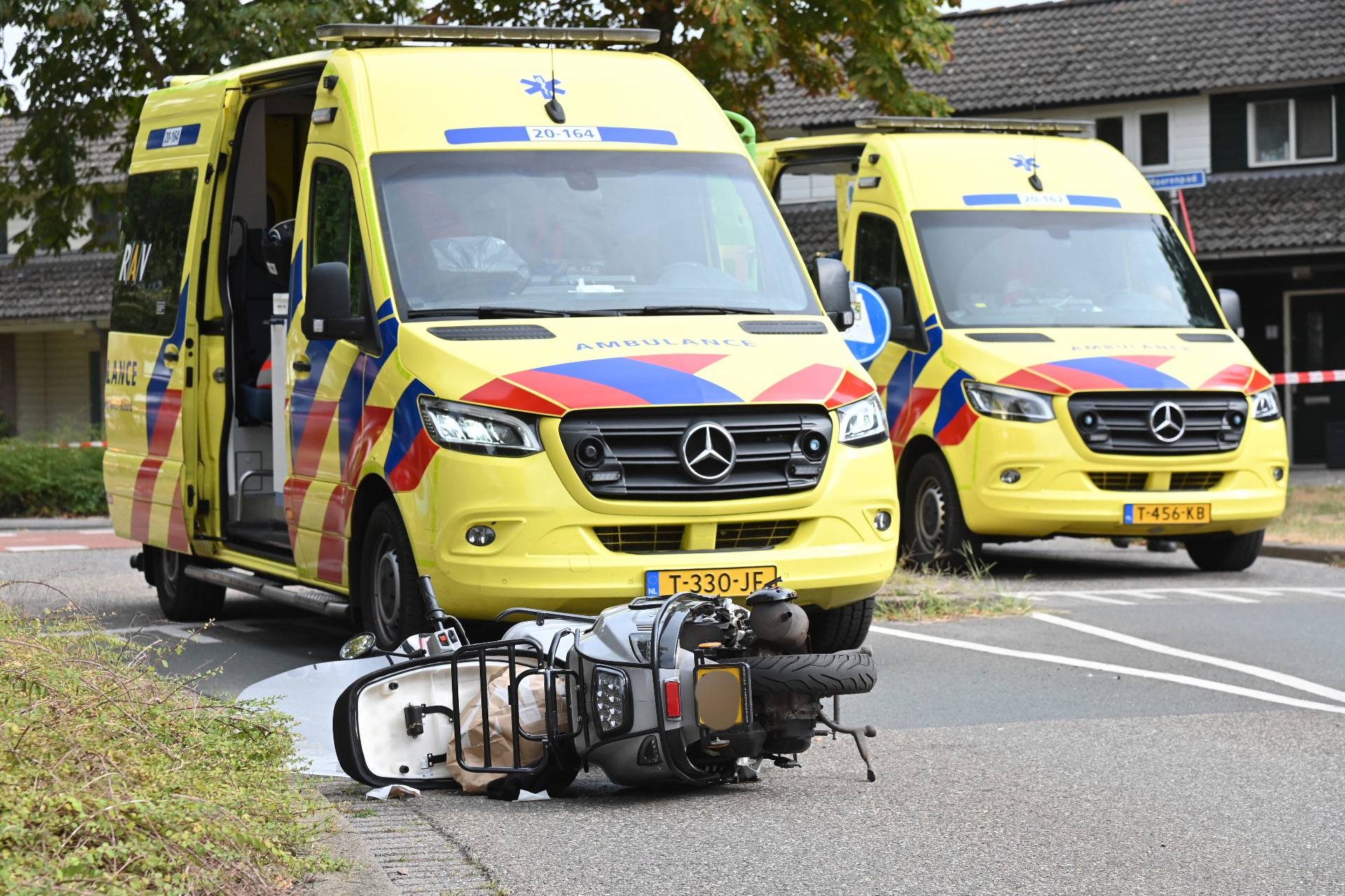Auto ramt scooter op fietsoversteek, twee vrouwen ernstig gewond