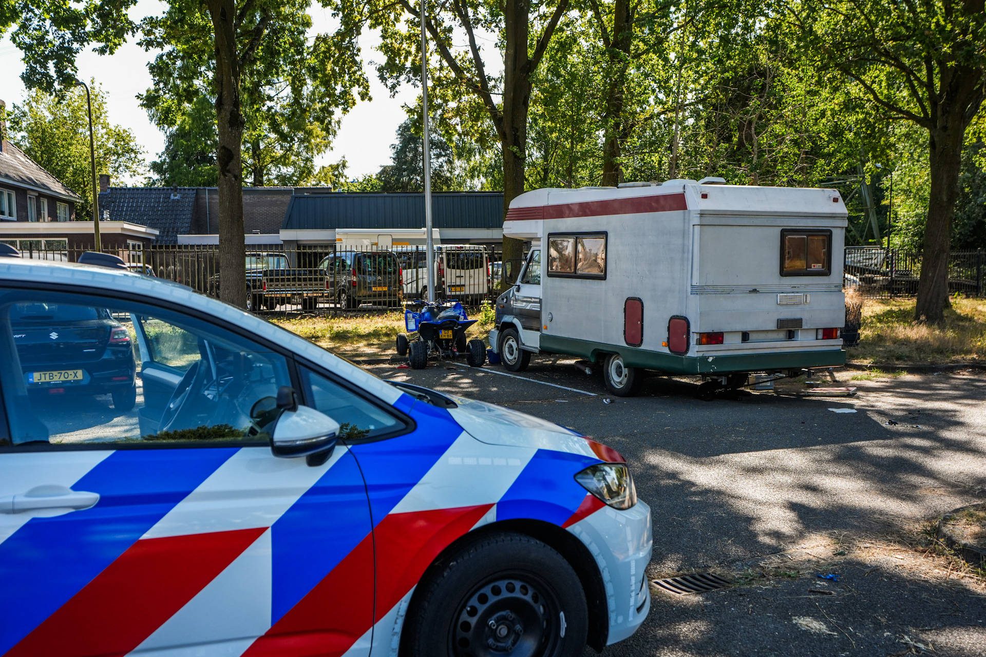Gewapende overvaller met mes dringt camper binnen en raakt gewond