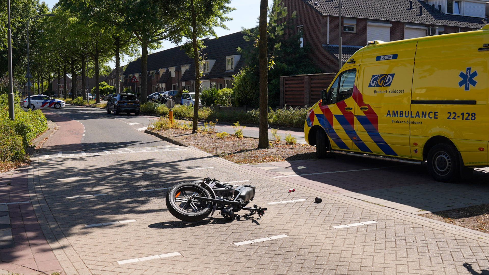 Vrouw op fatbike botst op oversteekplaats met auto