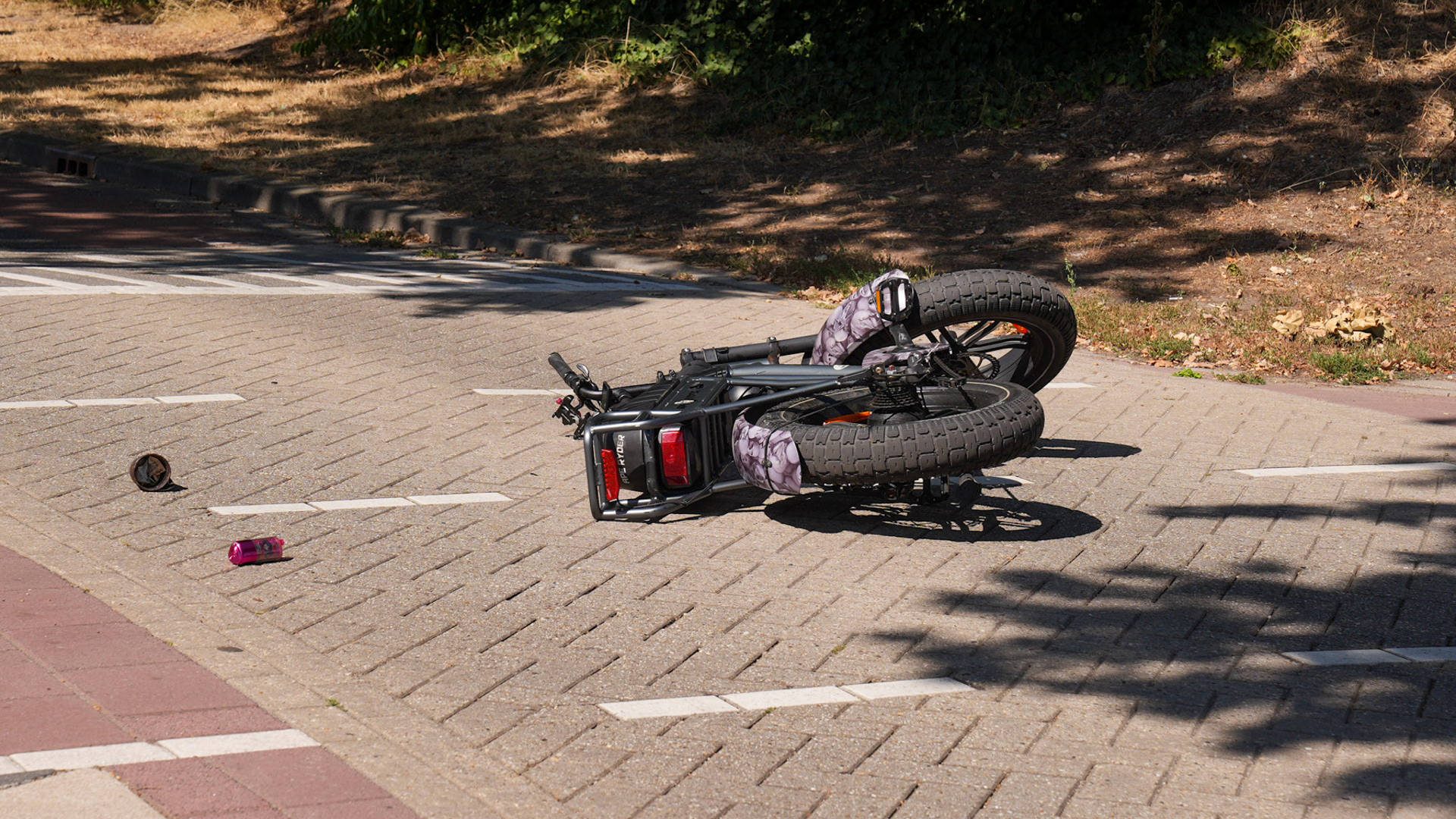 Vrouw op fatbike botst met auto bij oversteekplaats