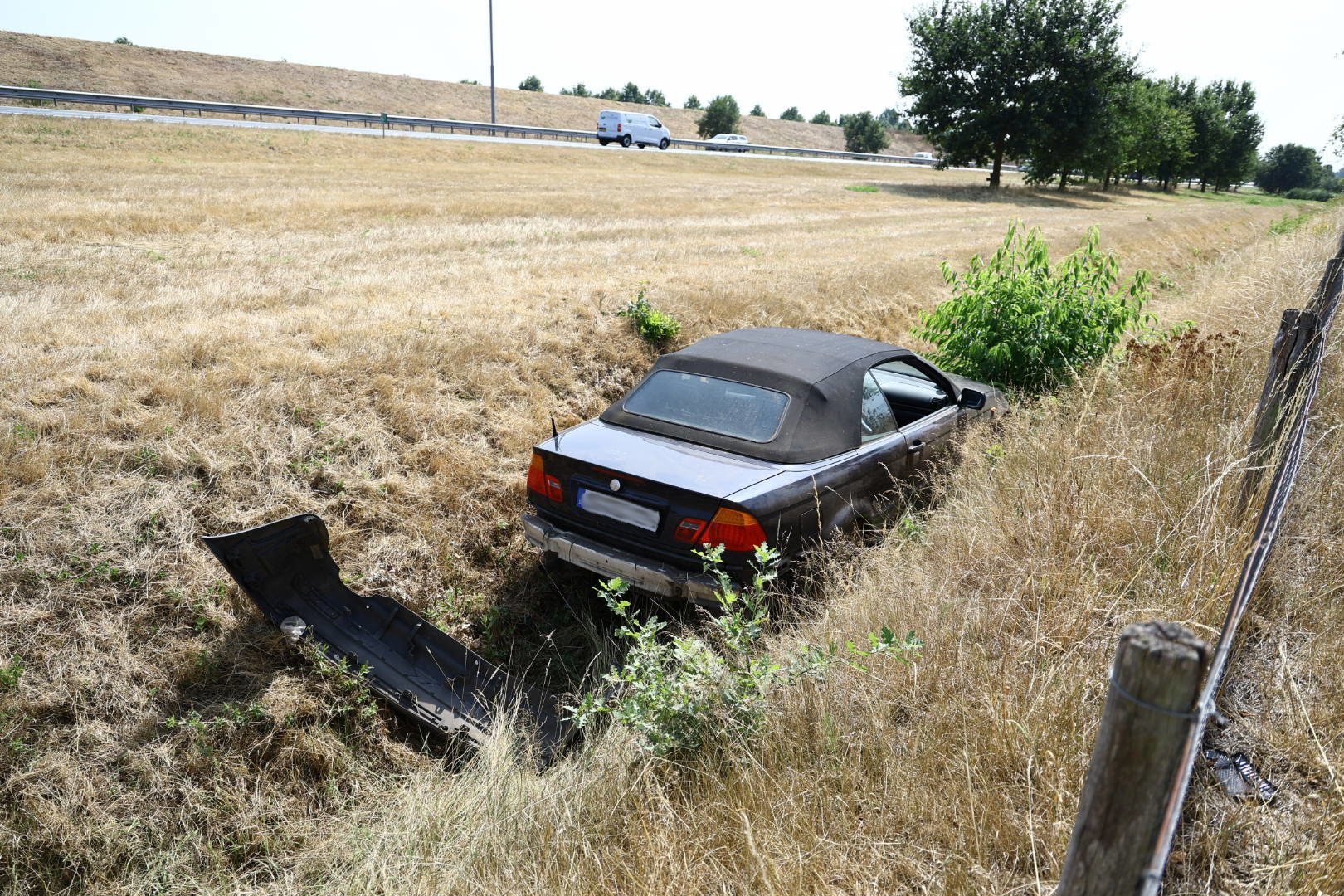 Vrouw onwel achter stuur, auto in sloot