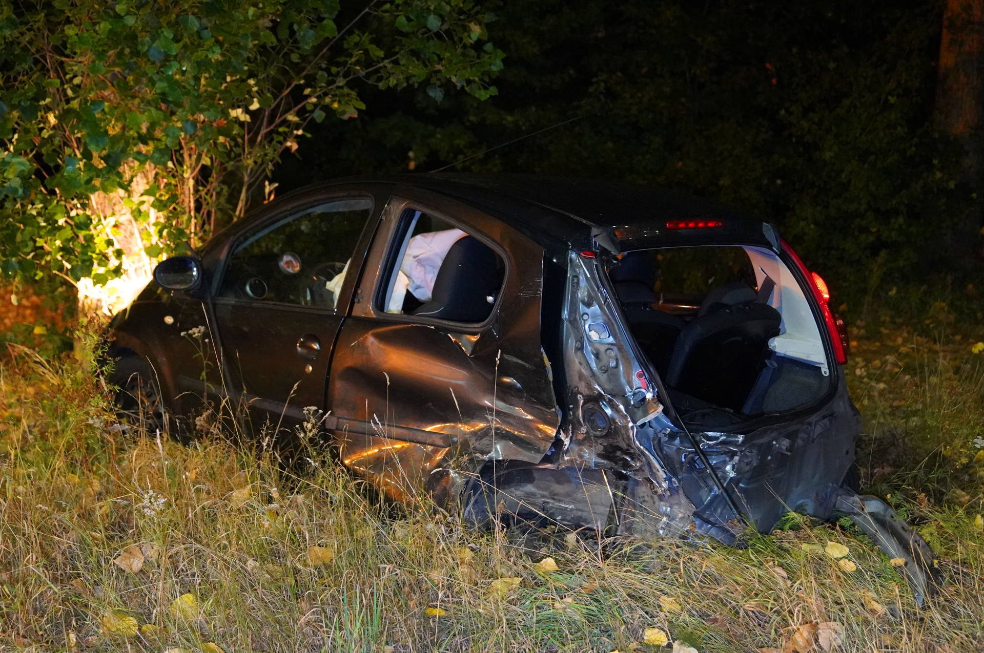 Bestuurder rijdt door rood en vlucht na zware botsing met twee gewonden