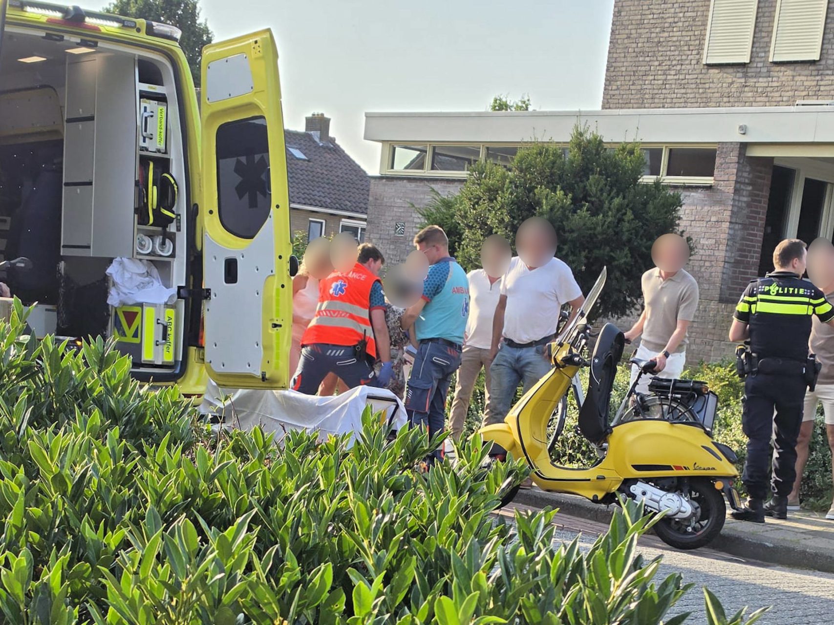 Vrouw gewond na botsing met scooter