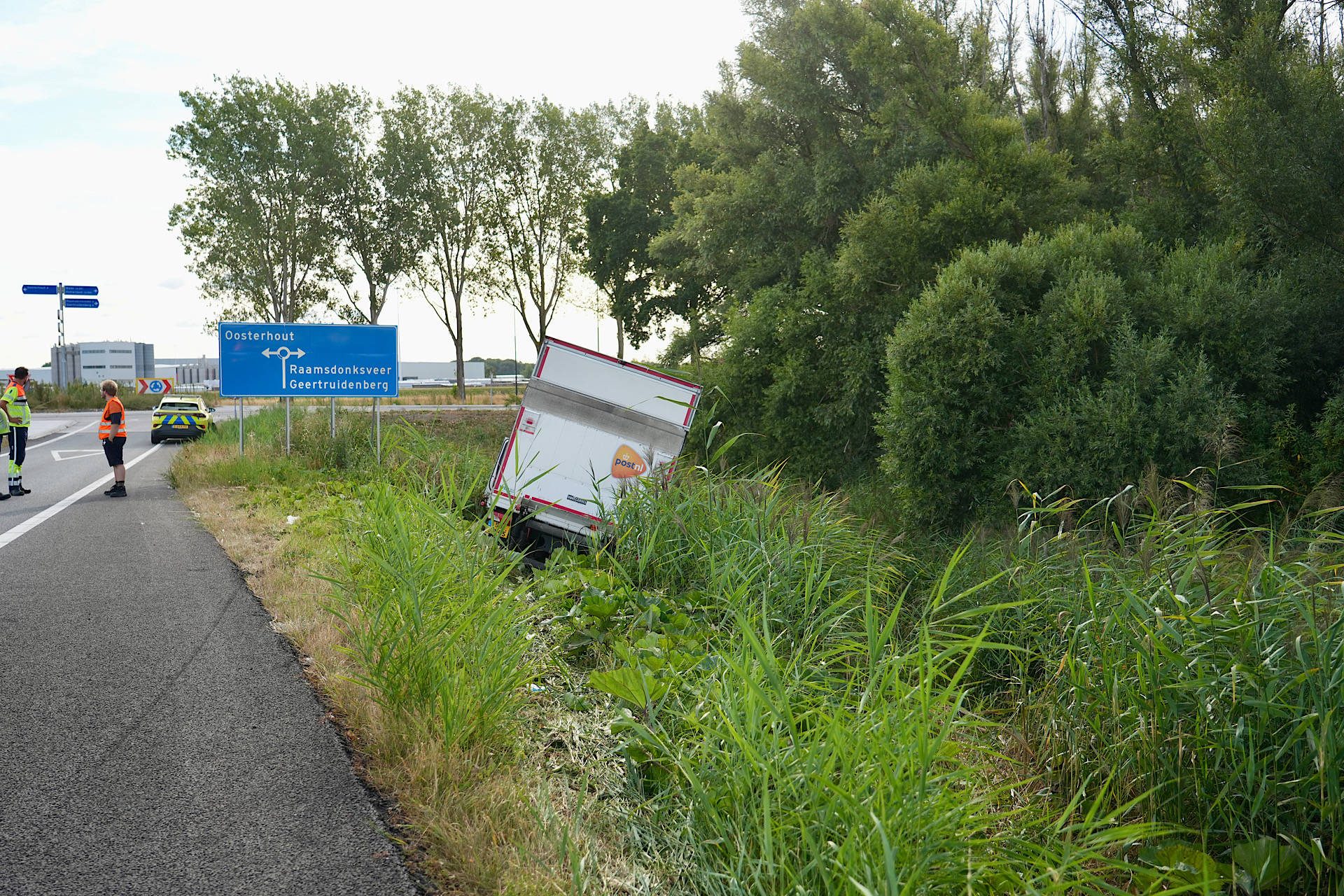 Vrachtwagenchauffeur rijdt van talud en belandt tussen riet