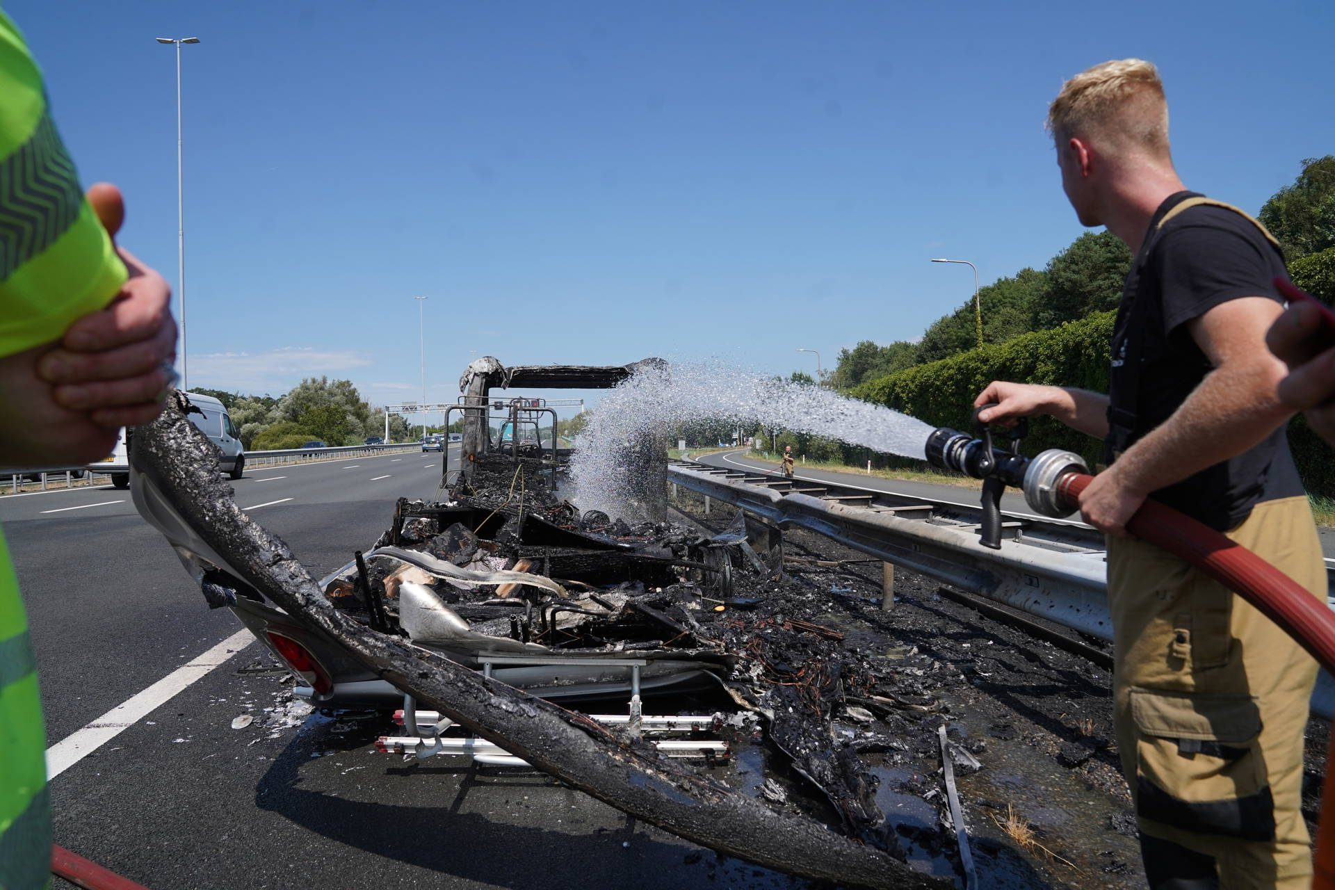 Rijdende camper volledig uitgebrand op snelweg