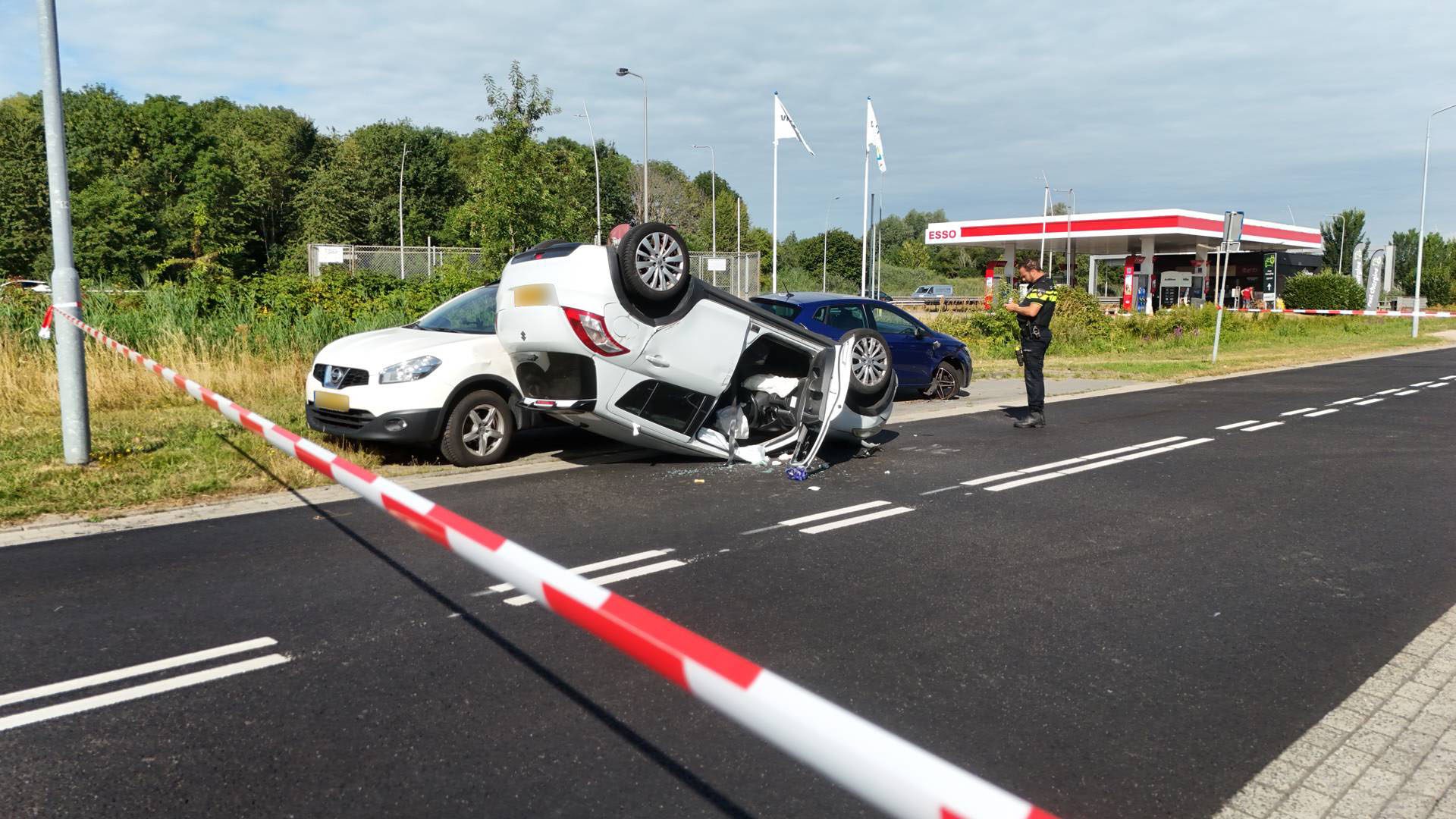 Auto slaat over de kop en ramt twee geparkeerde wagens, bestuurder gewond