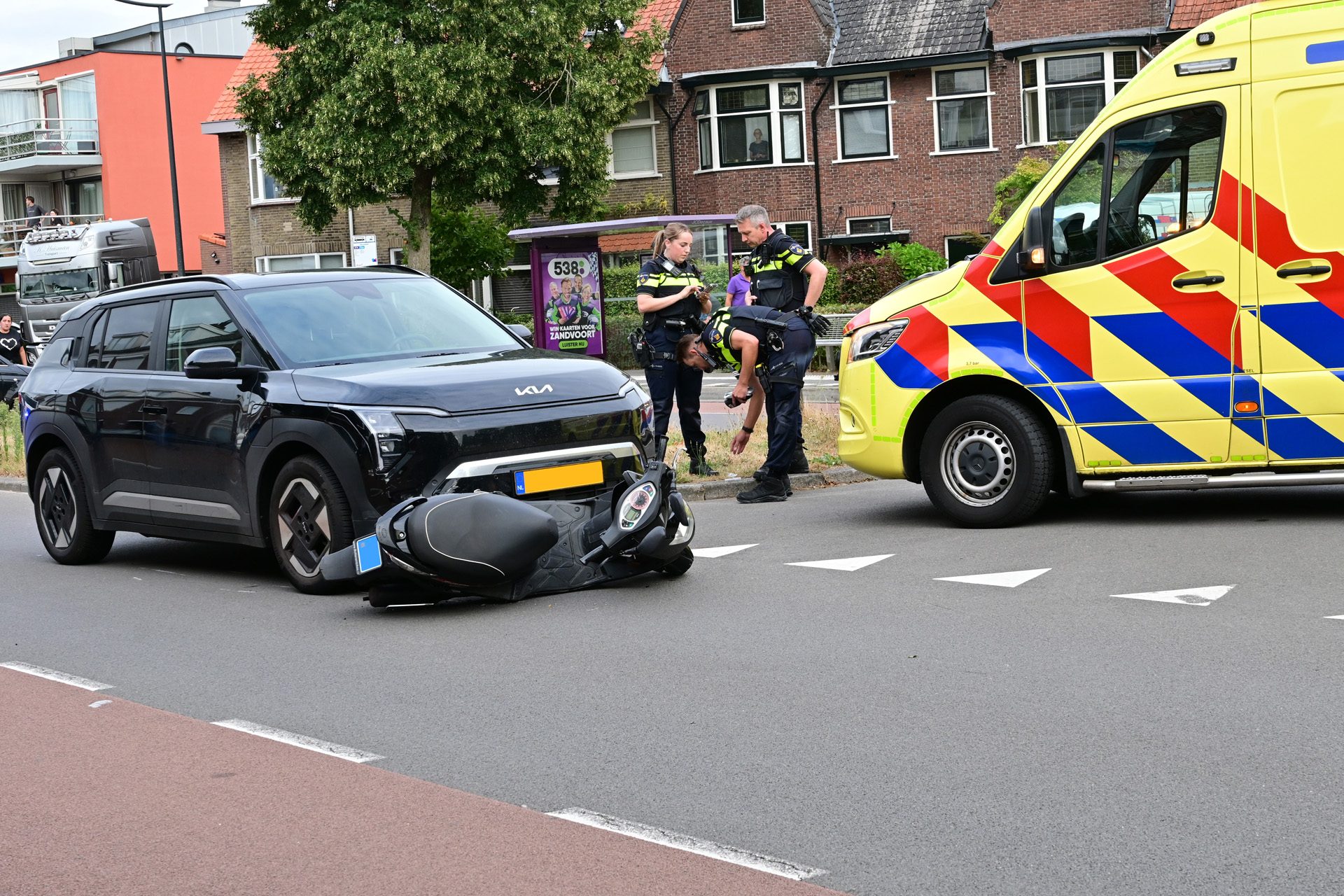 Scooterrijder gewond bij botsing met auto in Breda