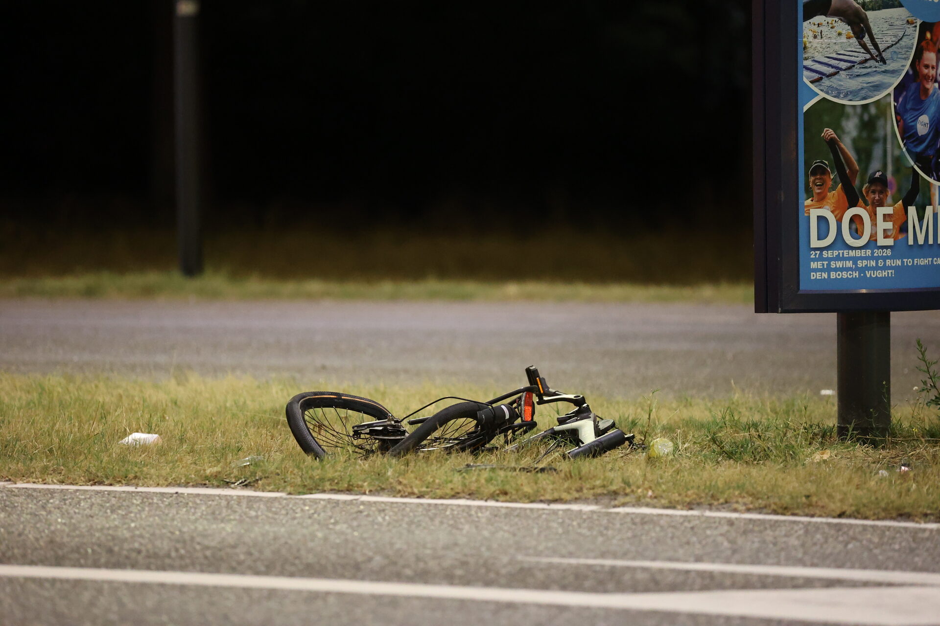 Motor botst op fietser, twee zwaargewonden en weg afgesloten