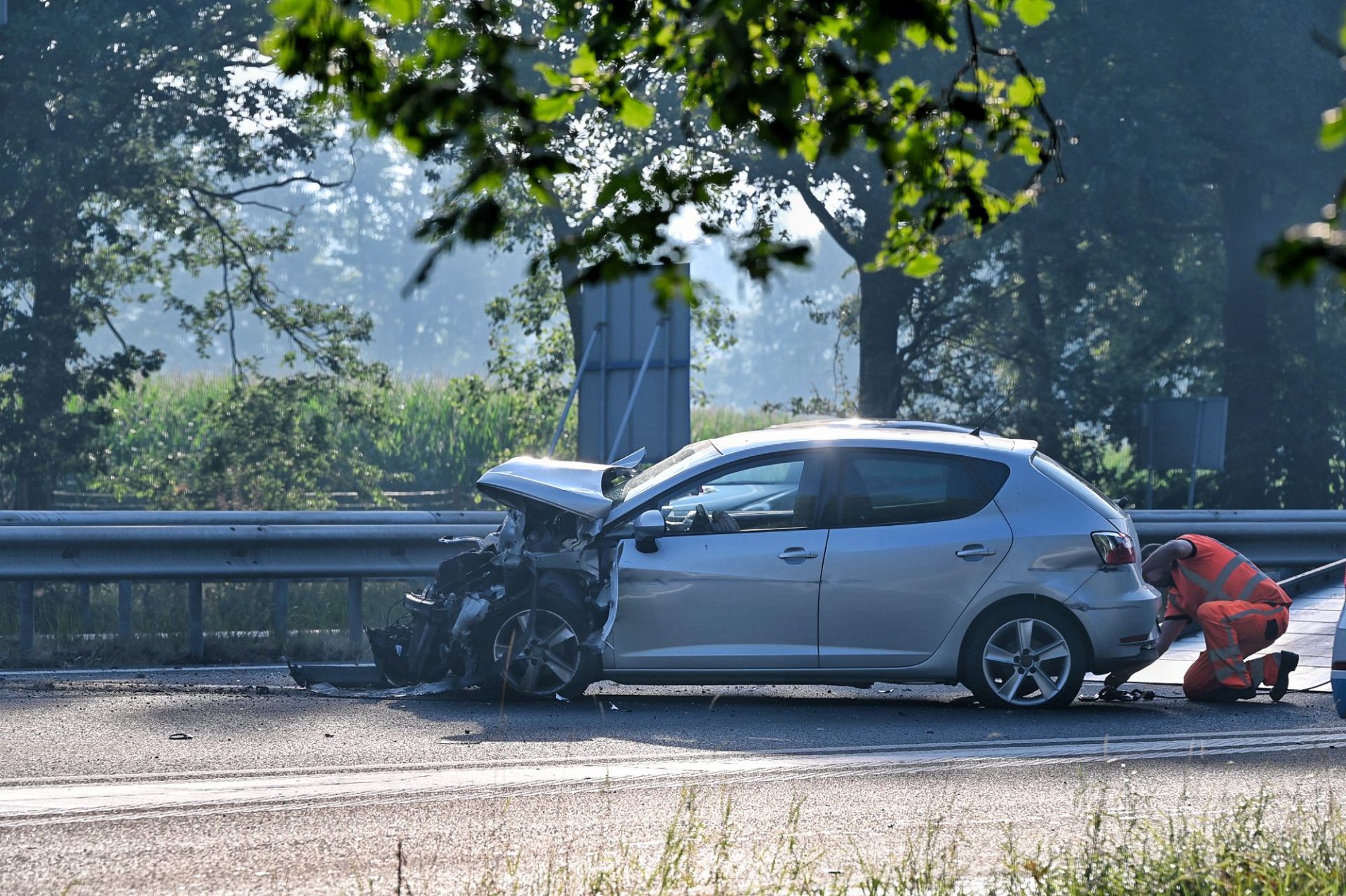 Auto botst tegen vangrail en knalt daarna op vrachtwagen