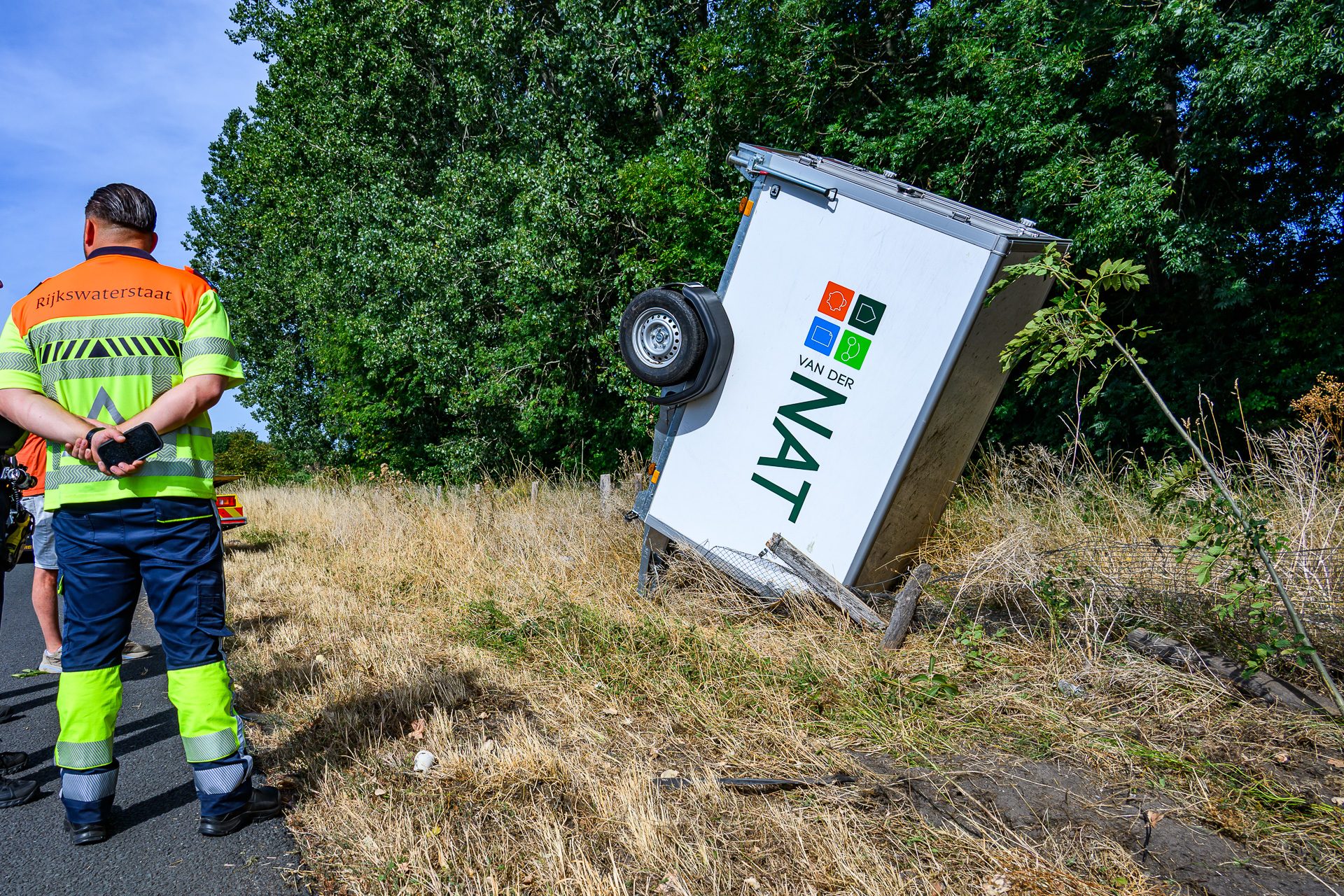 Automobilist raakt van de weg, aanhanger belandt op bijzondere manier in berm