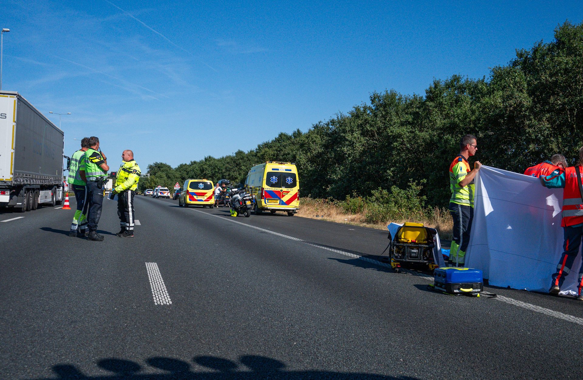 Vrouw aangereden door vrachtwagen na eerder ongeval in Breda