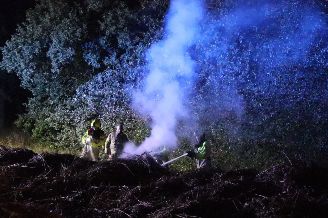 Hoop gemaaid gras vliegt in brand