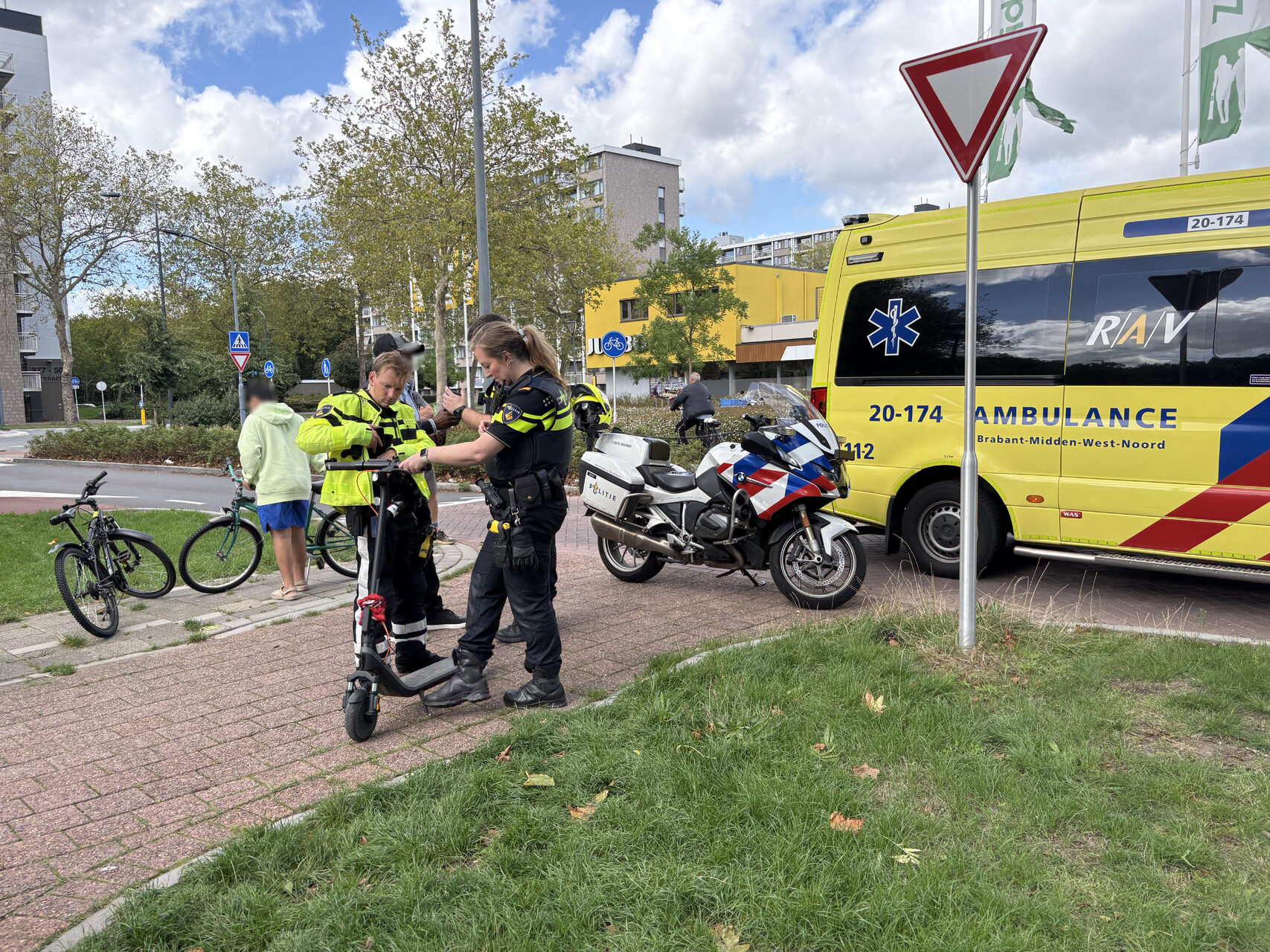 Jongen op elektrische step botst met auto