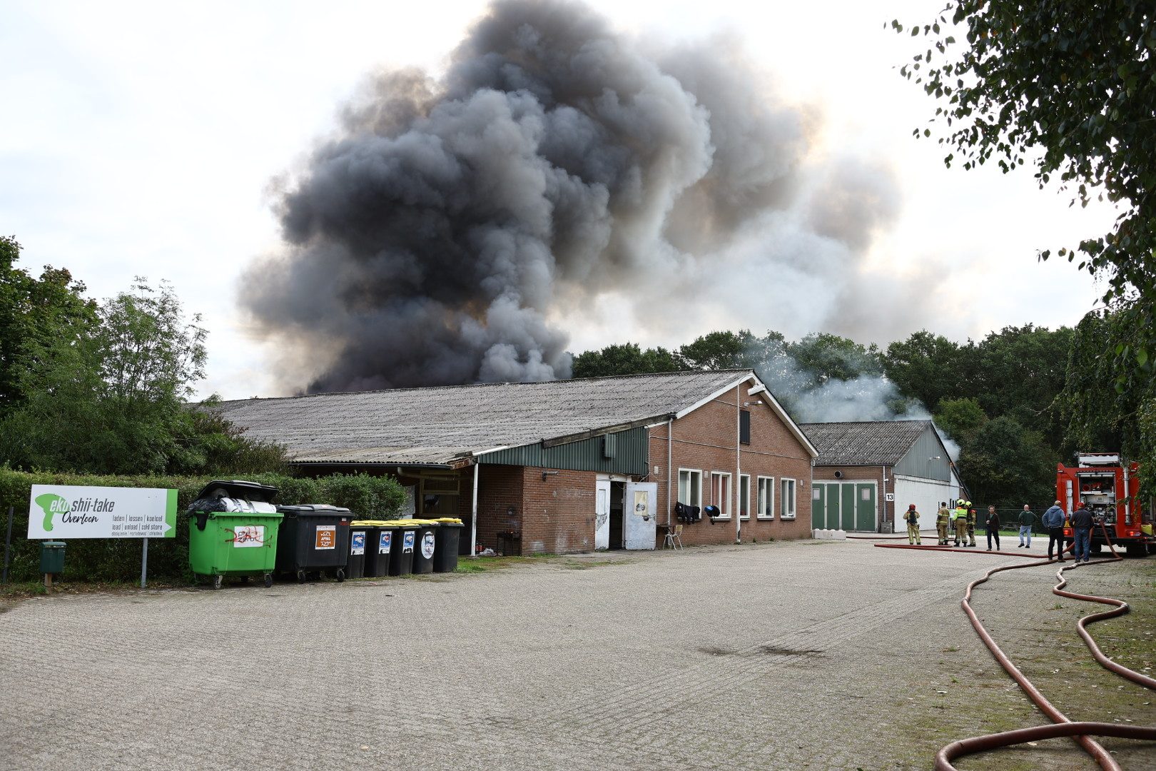 Meerdere loodsen in brand en veel rook