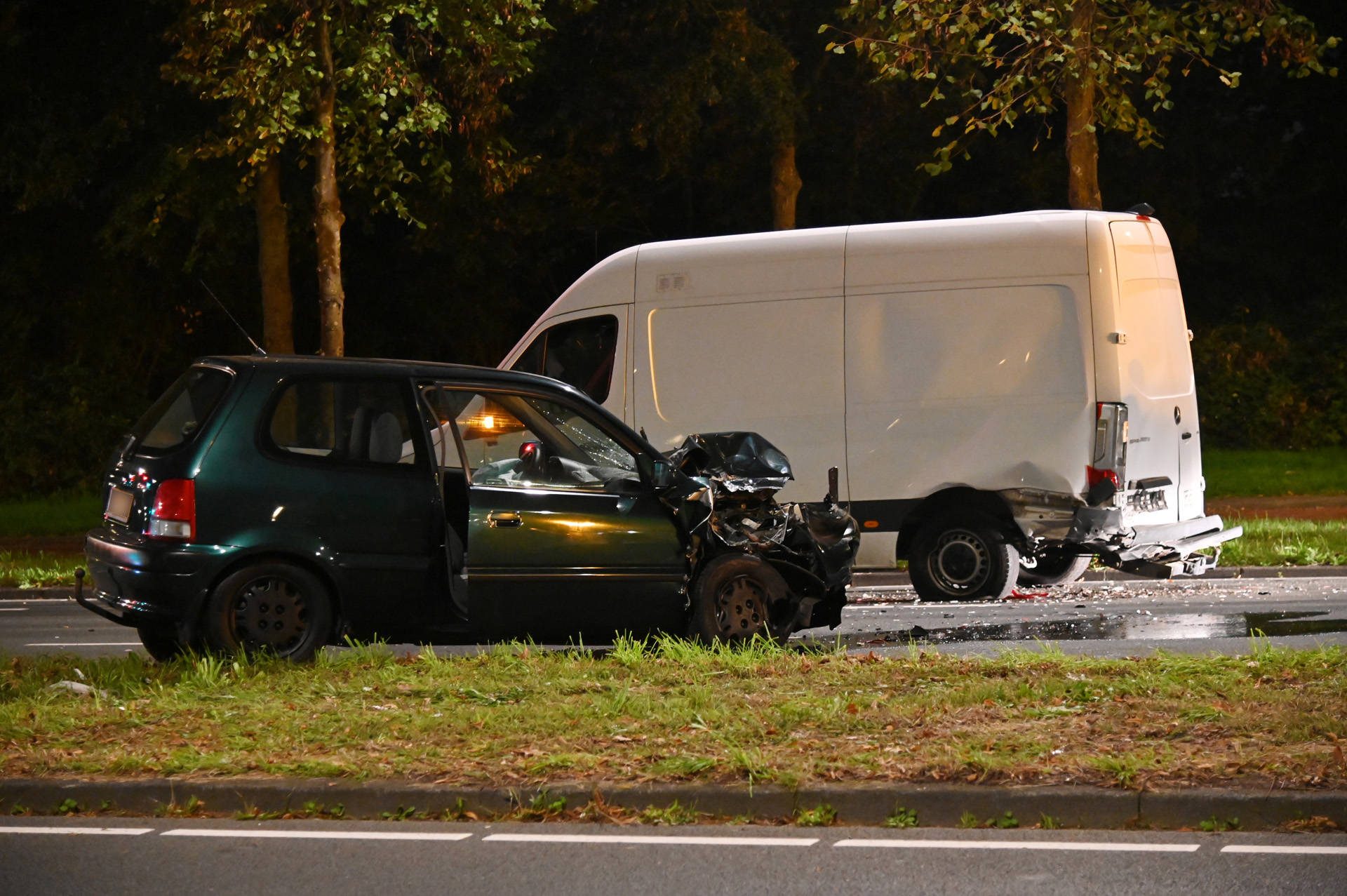 Veel schade na ongeval tussen auto en busje