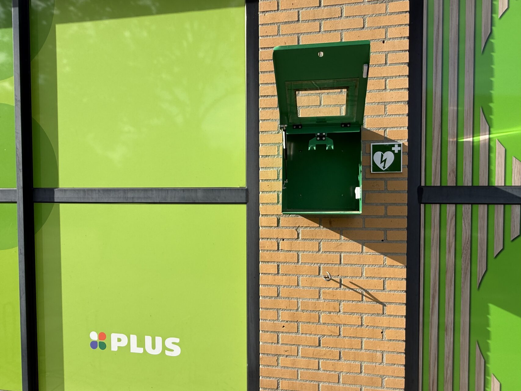 Laffe diefstal: levensreddende AED gestolen bij supermarkt