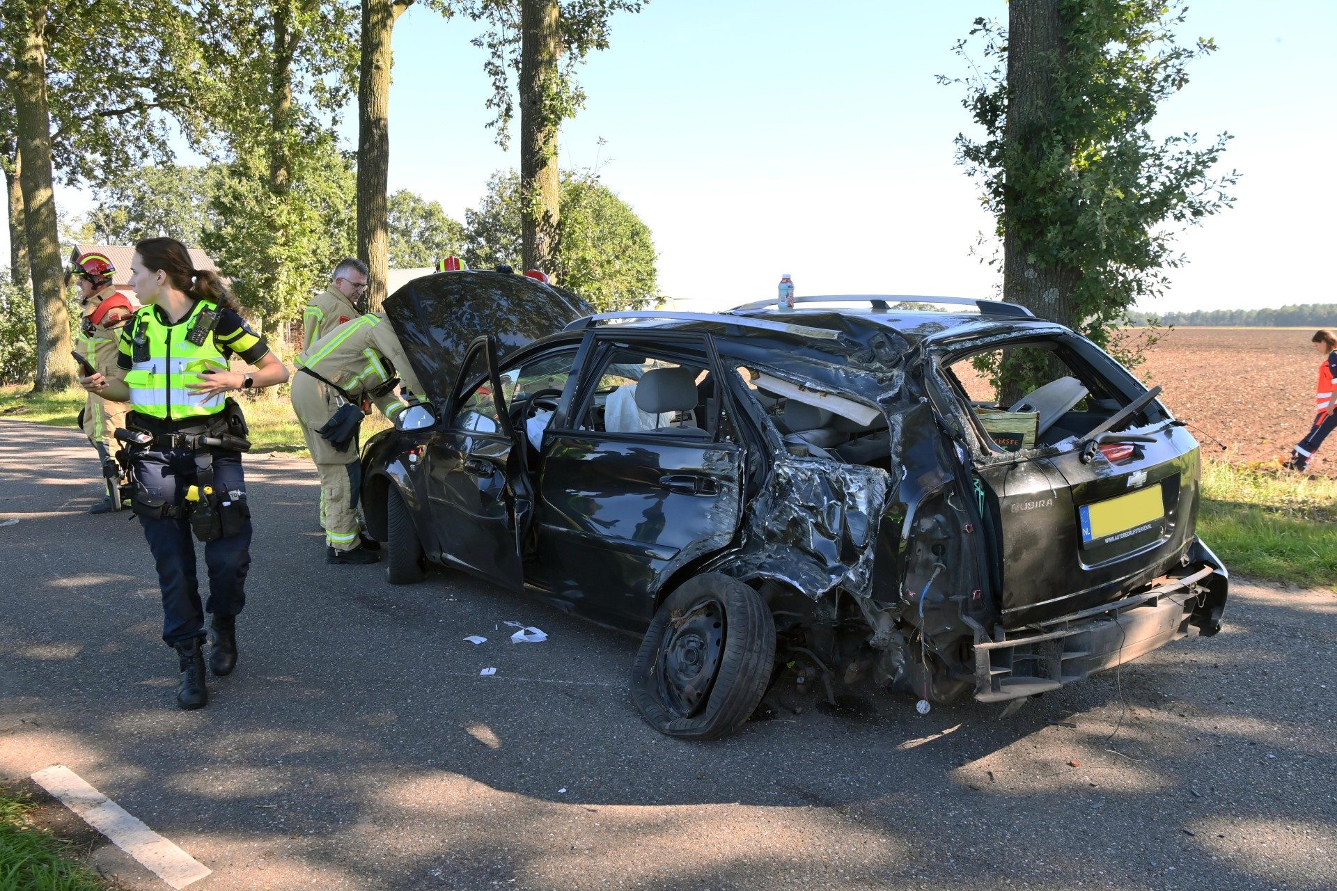 Jongeman zwaargewond na botsing tegen boom, brandweer bevrijdt hem uit wrak