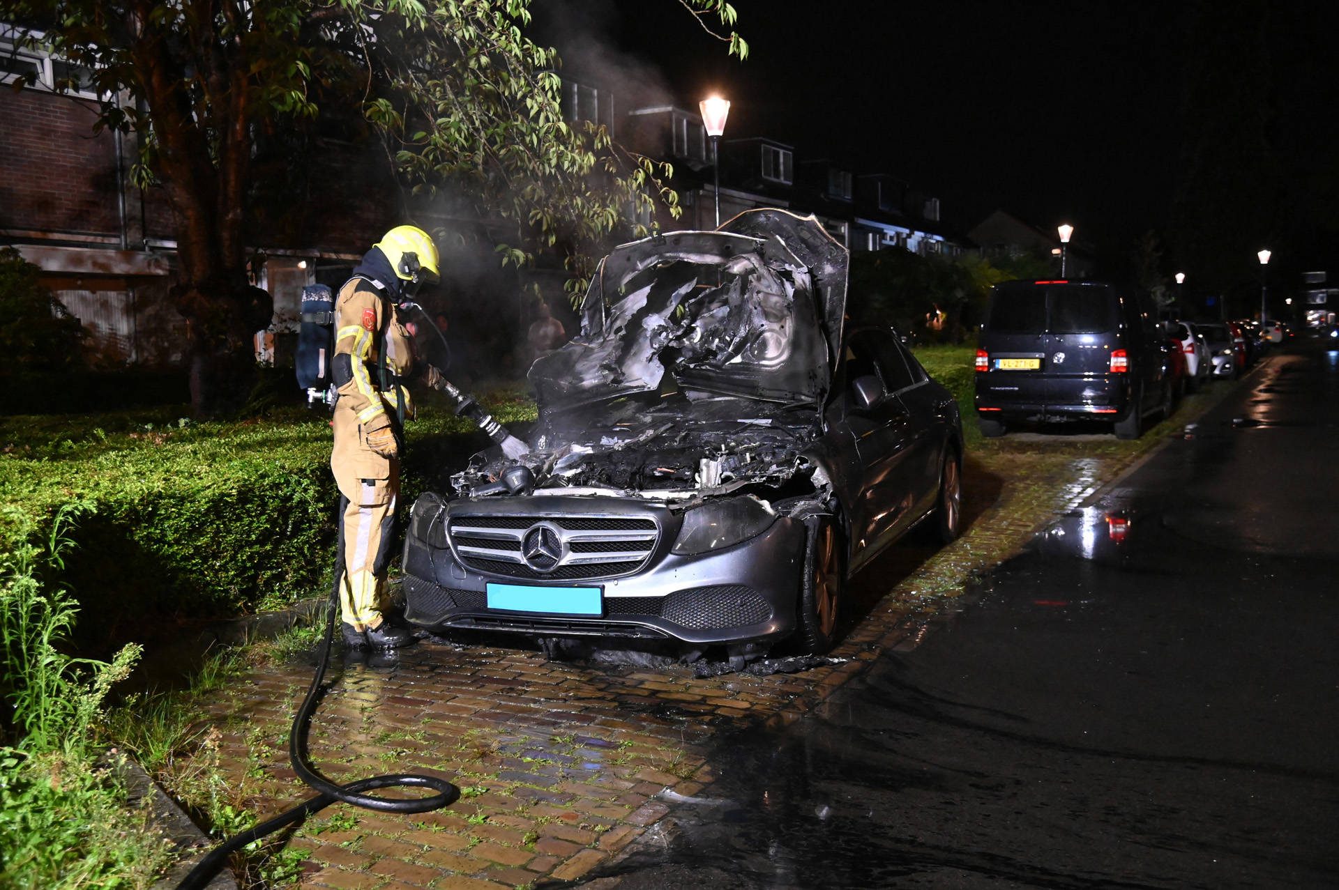 Geparkeerde auto verloren door felle brand in Breda