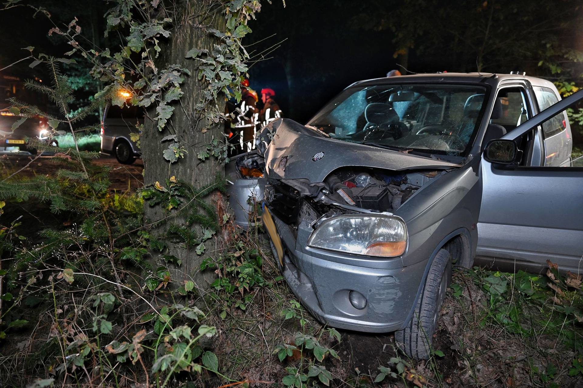 Auto frontaal tegen boom, bestuurder gewond naar ziekenhuis
