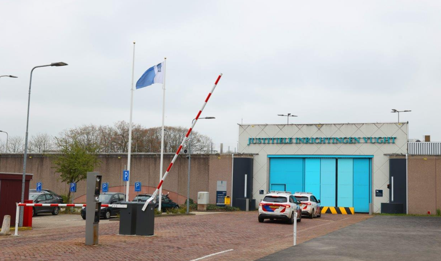 Gevangenbewaarder in hals gestoken met zelfgemaakt mes, verdachte (33) terecht