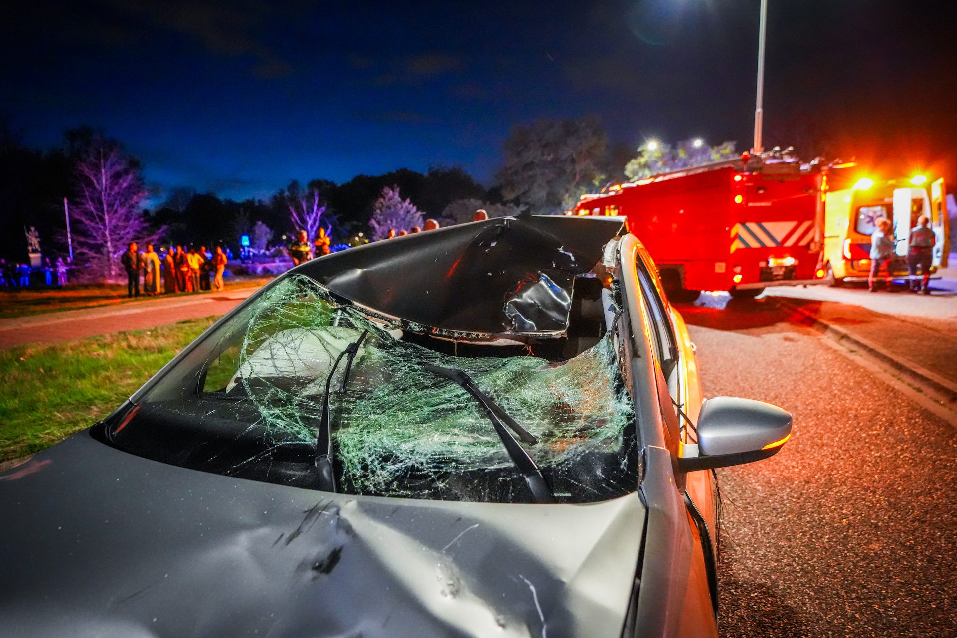 Fietser zwaargewond na aanrijding met auto, traumahelikopter ingezet