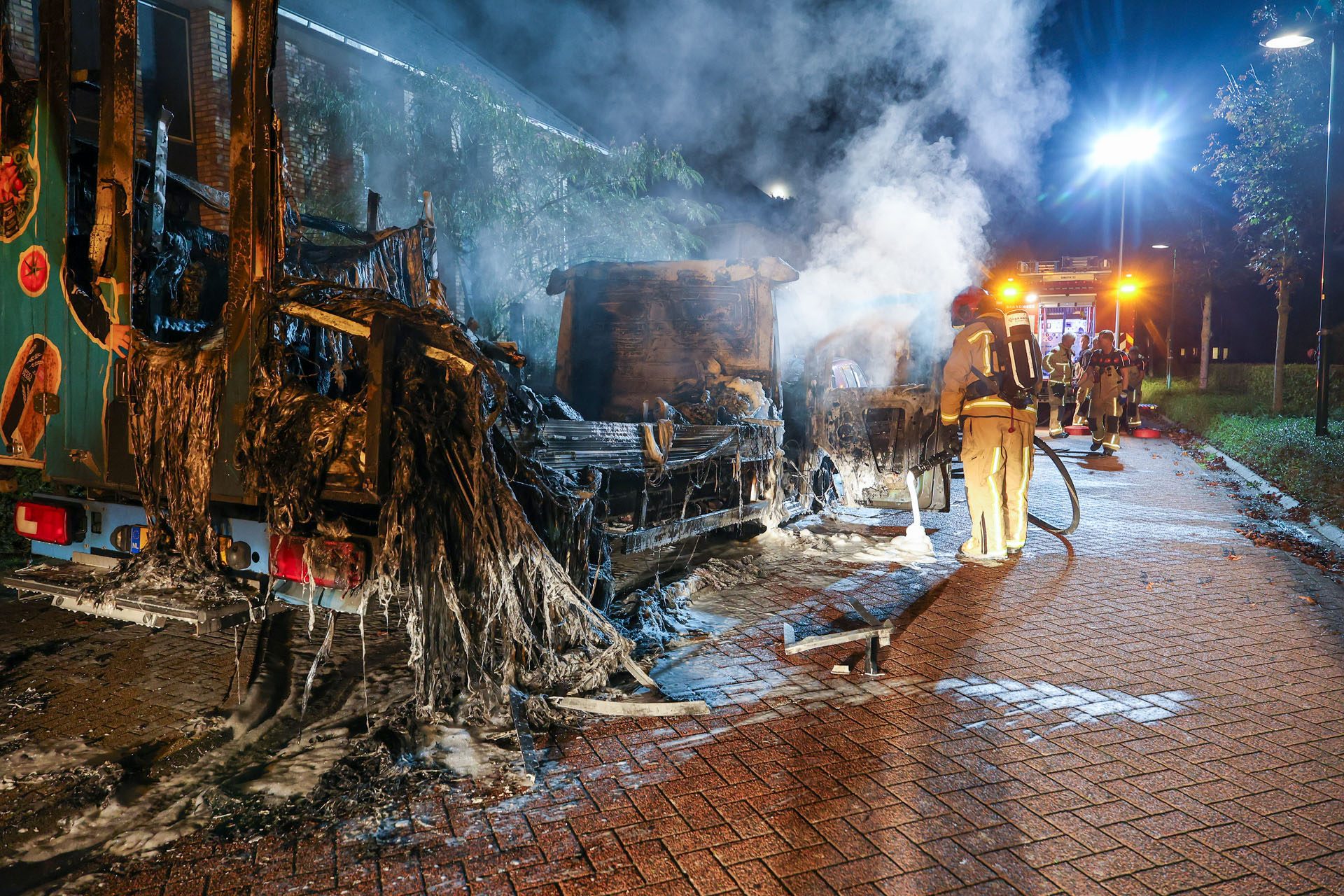 Bezorgwagen volledig uitgebrand, woning en auto beschadigd