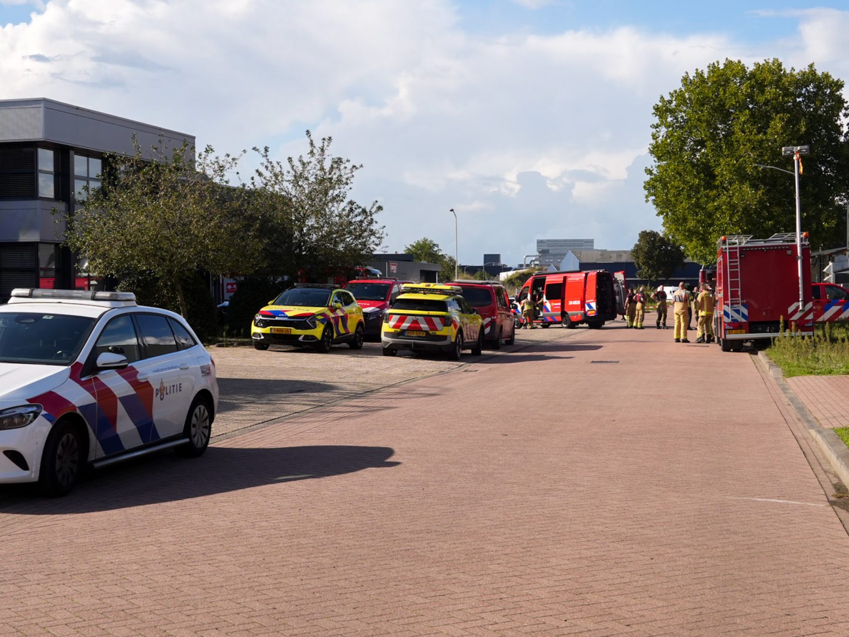 Mogelijk giftig gas vrijgekomen bij bedrijf, brandweer rukt uit met gaspakken