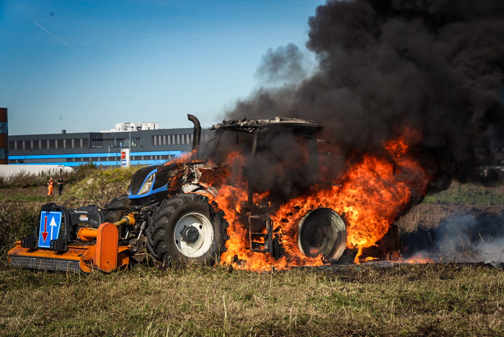 Tractor vliegt tijdens maaien in brand en brandt volledig uit