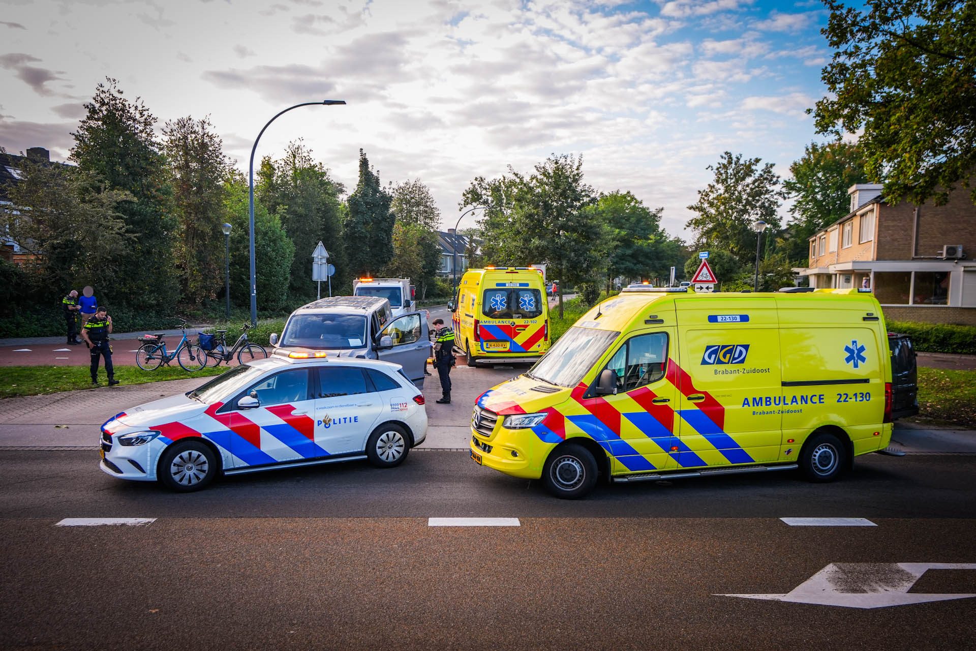 Fietser zwaargewond na aanrijding met bestelbus