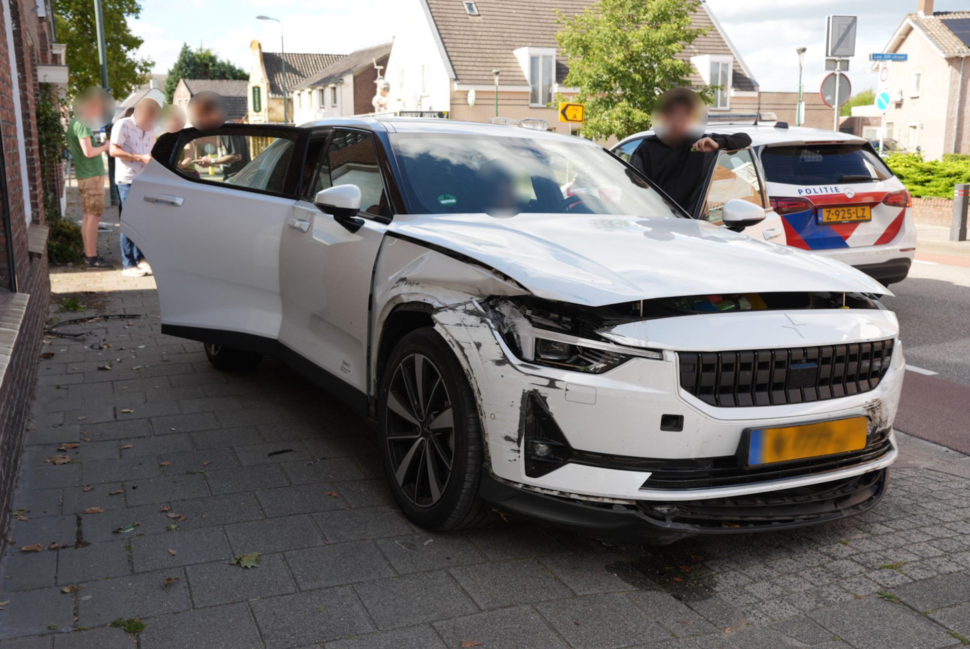 Auto schiet na botsing door en raakt gevel van woning