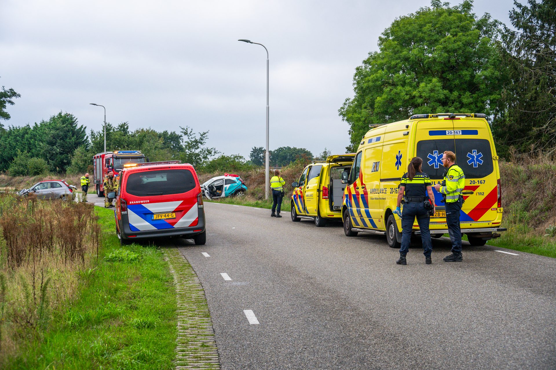 Meerdere gewonden bij ongeval met drie auto’s, traumahelikopter opgeroepen