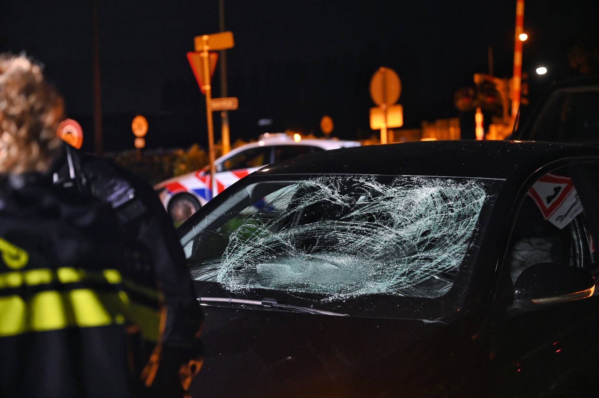 Fietser belandt in sloot na harde botsing met auto in Heukelom