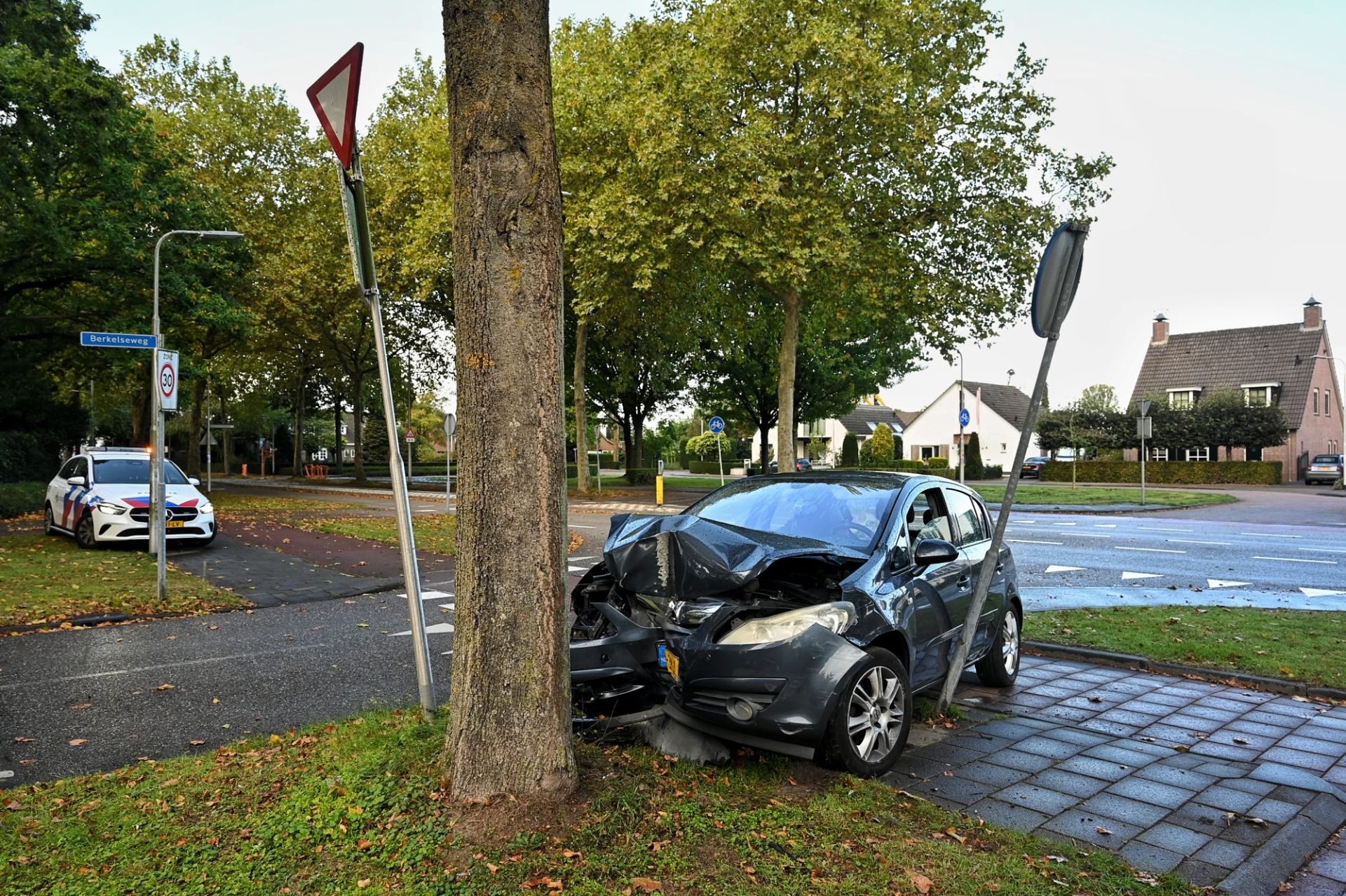 Automobilist vliegt uit bocht en ramt boom en verkeersbord
