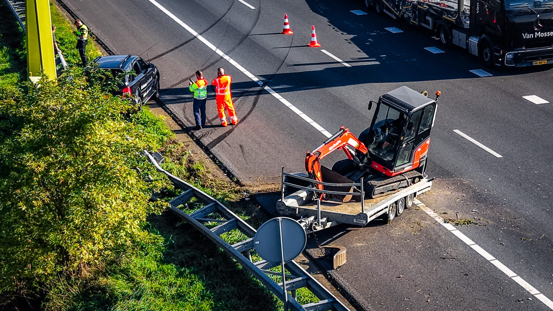 Aanhanger met minigraafmachine schiet los na botsing