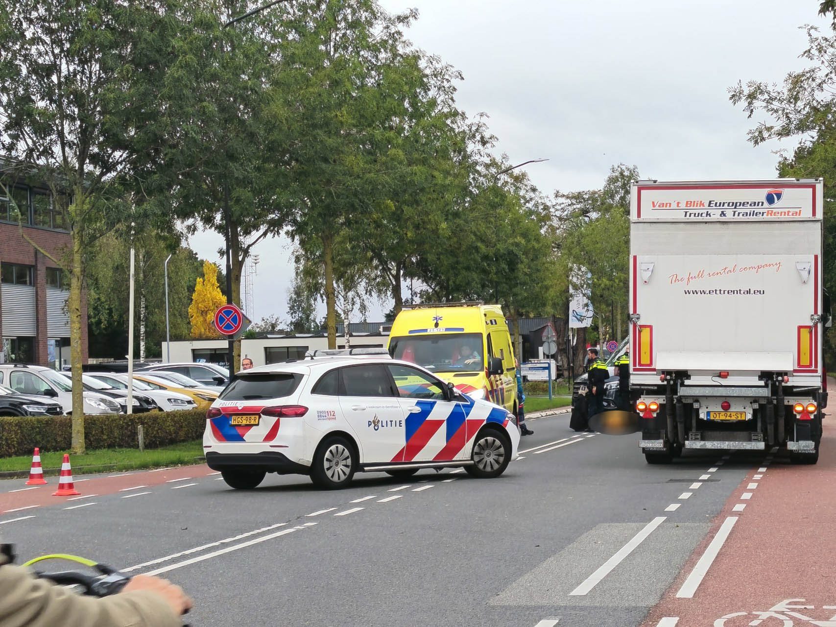 Fietser gewond na aanrijding met bestelbus, slachtoffer naar ziekenhuis
