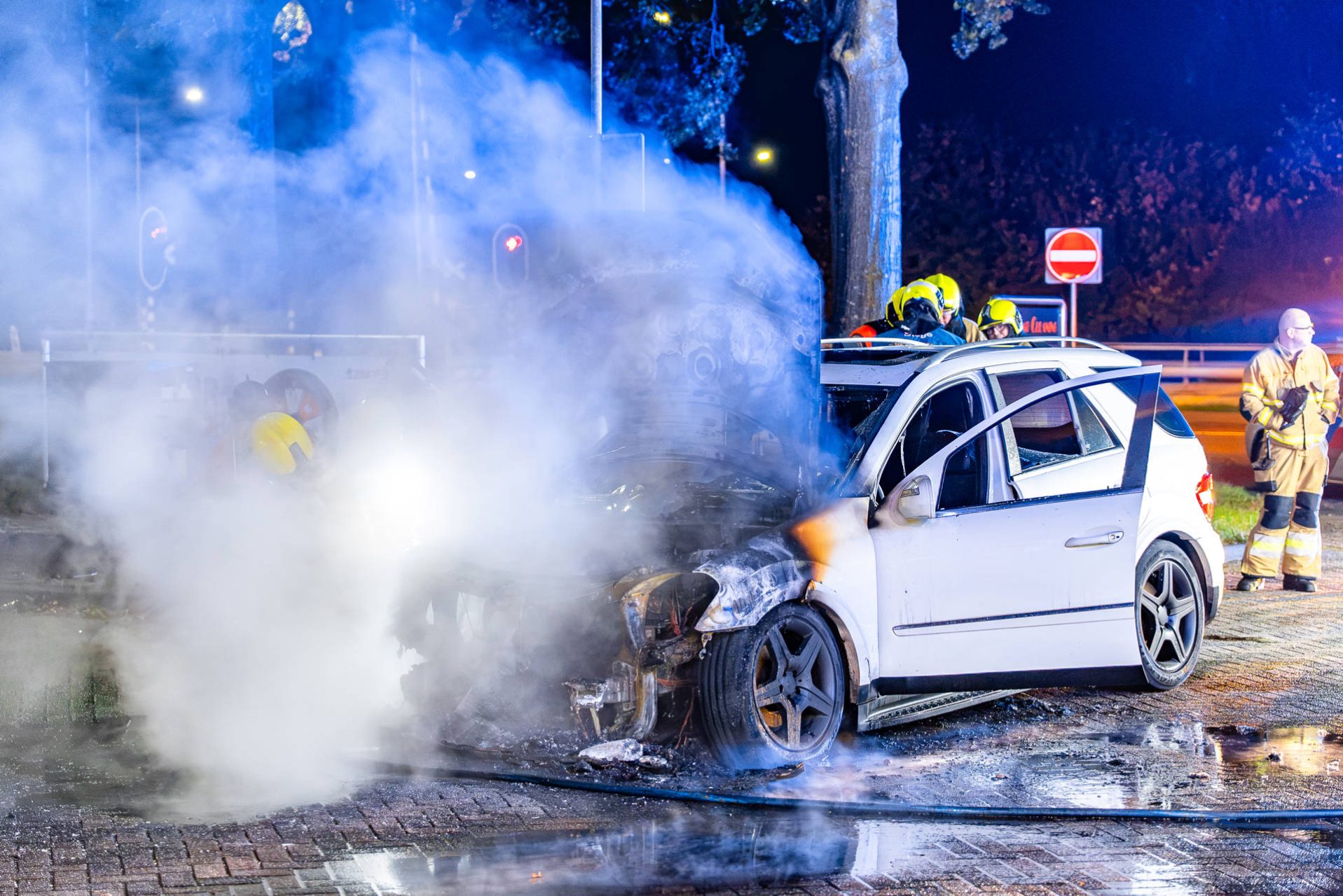Autobrand bij tankstation